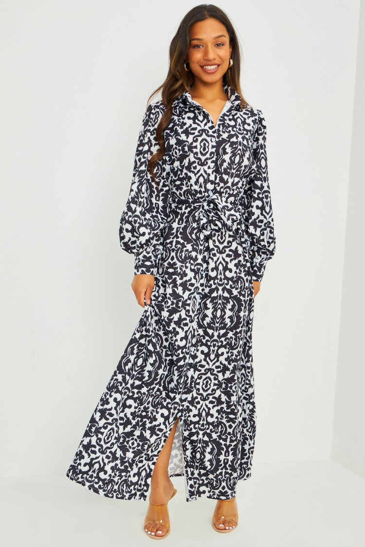 Robe noire ceinturée à motif baroque