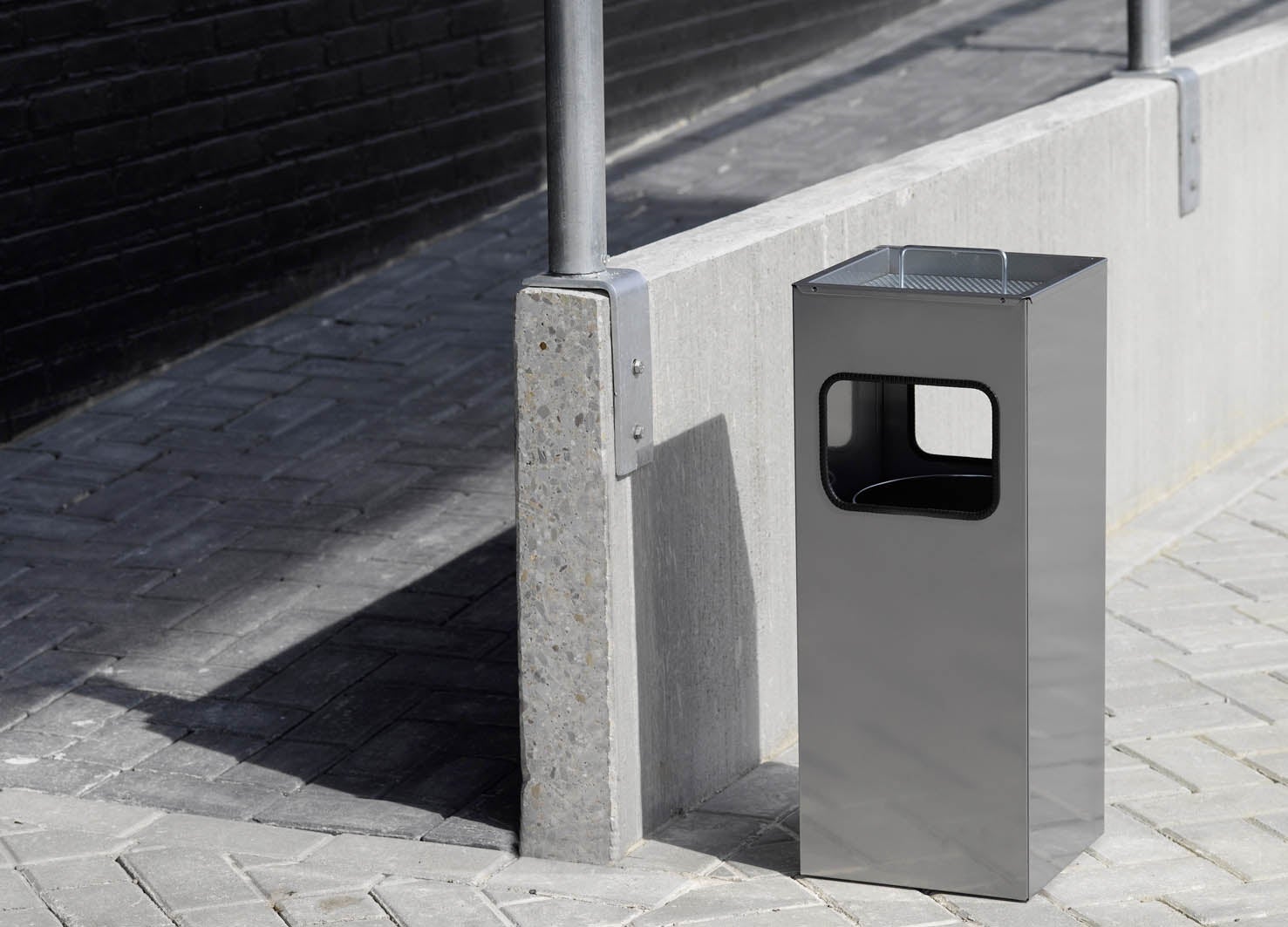 Duurzame 333158 Metalen prullenbak met asbak, vierkant, antraciet