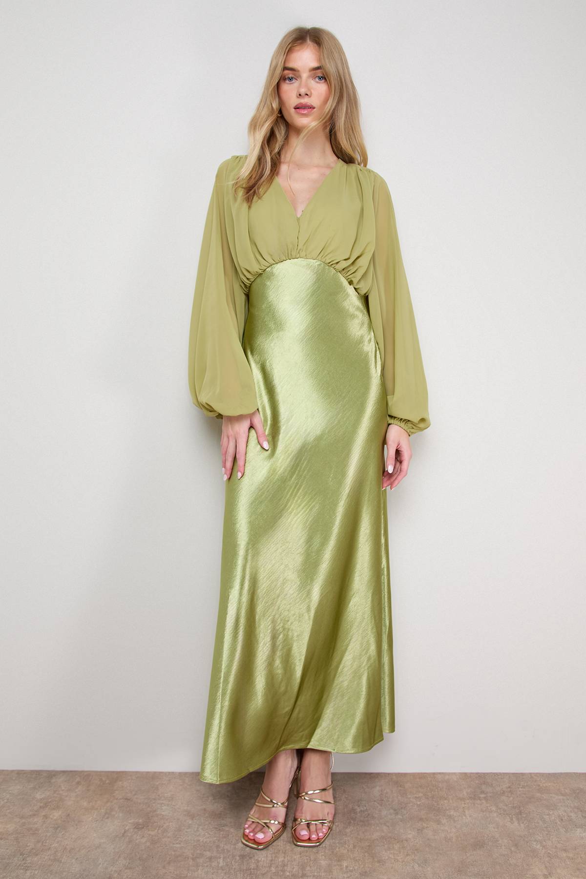 Oasis Robe Midaxi à Manches Bouffantes et Col V en Mélange Satin Mousseline Unie