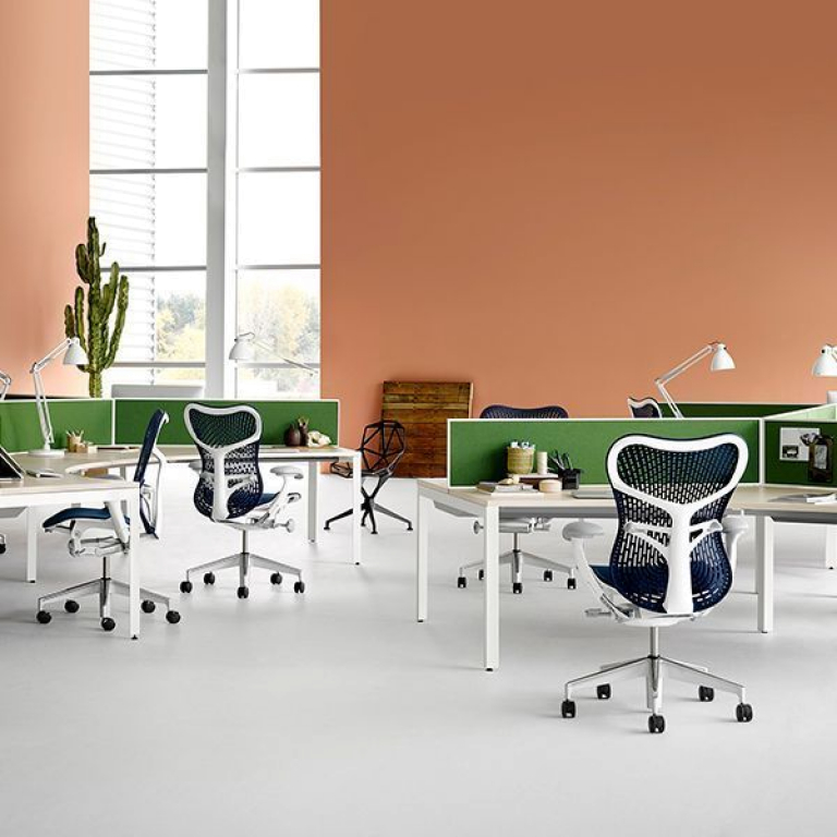 Herman Miller Mirra 2 bureaustoel zwart, grafiet onderstel, harde wielen
