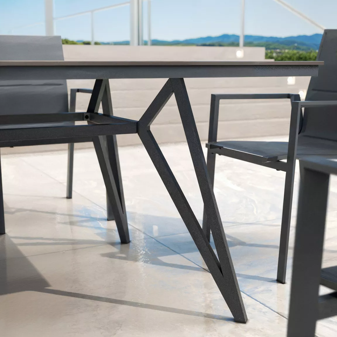 Table de jardin en aluminium et HPL 10 places (220 x 115 cm) Biarritz effet pierre Blanc et gris anthracite