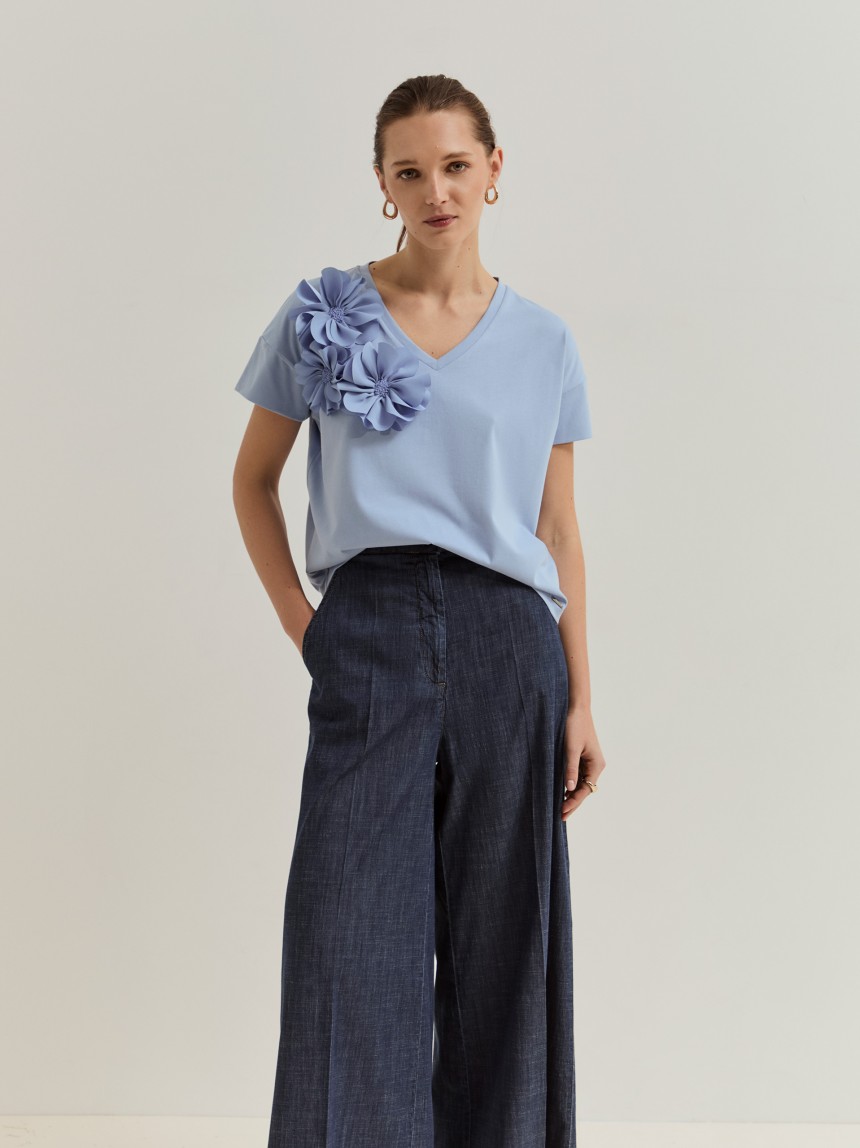 T-shirt com flores e detalhe de missangas