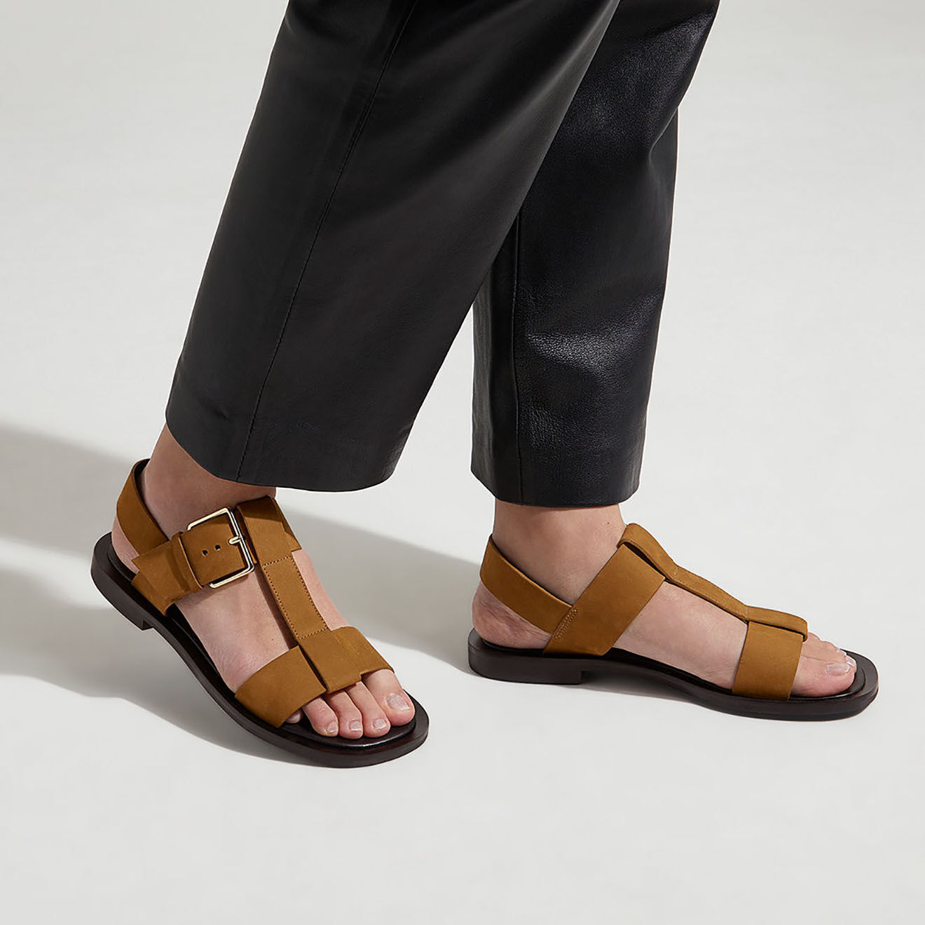 Galeries Lafayette Sandales plates en Cuir camel