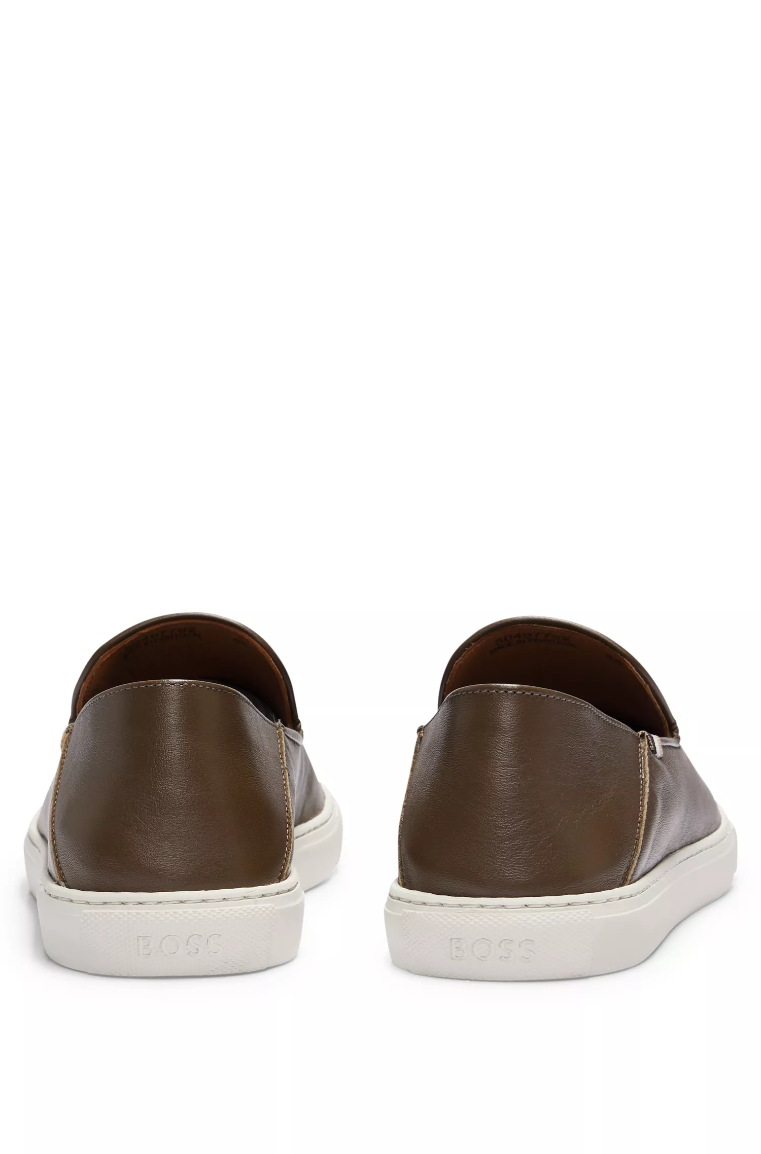 Sapatos slip-on BOSS em couro preto com detalhe de listra característica.