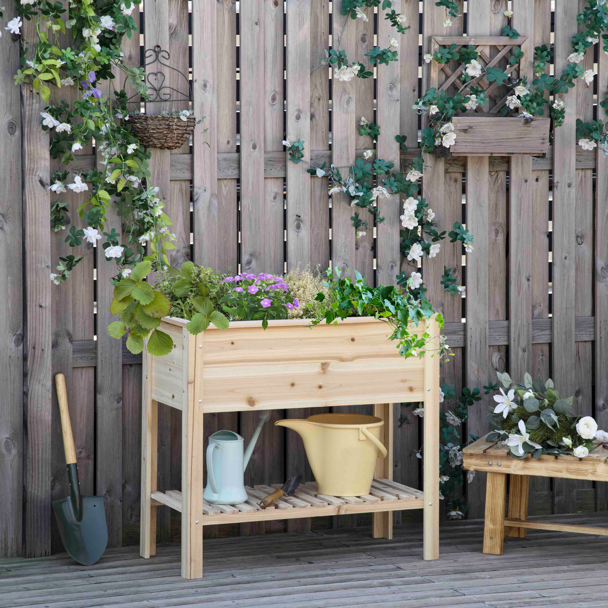 Horta urbana elevada Outsunny com prateleira, 90x40x81 cm, mesa de cultivo em madeira com tecido não tecido para cultivo de plantas, flores e jardinagem natural.