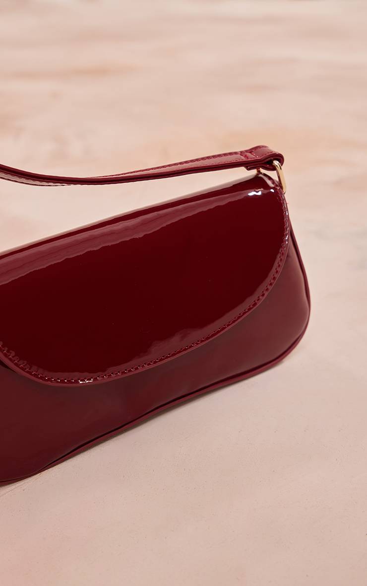 Rouge Bordeaux Sac À Bandoulière Incurvé Fin En Cuir Verni