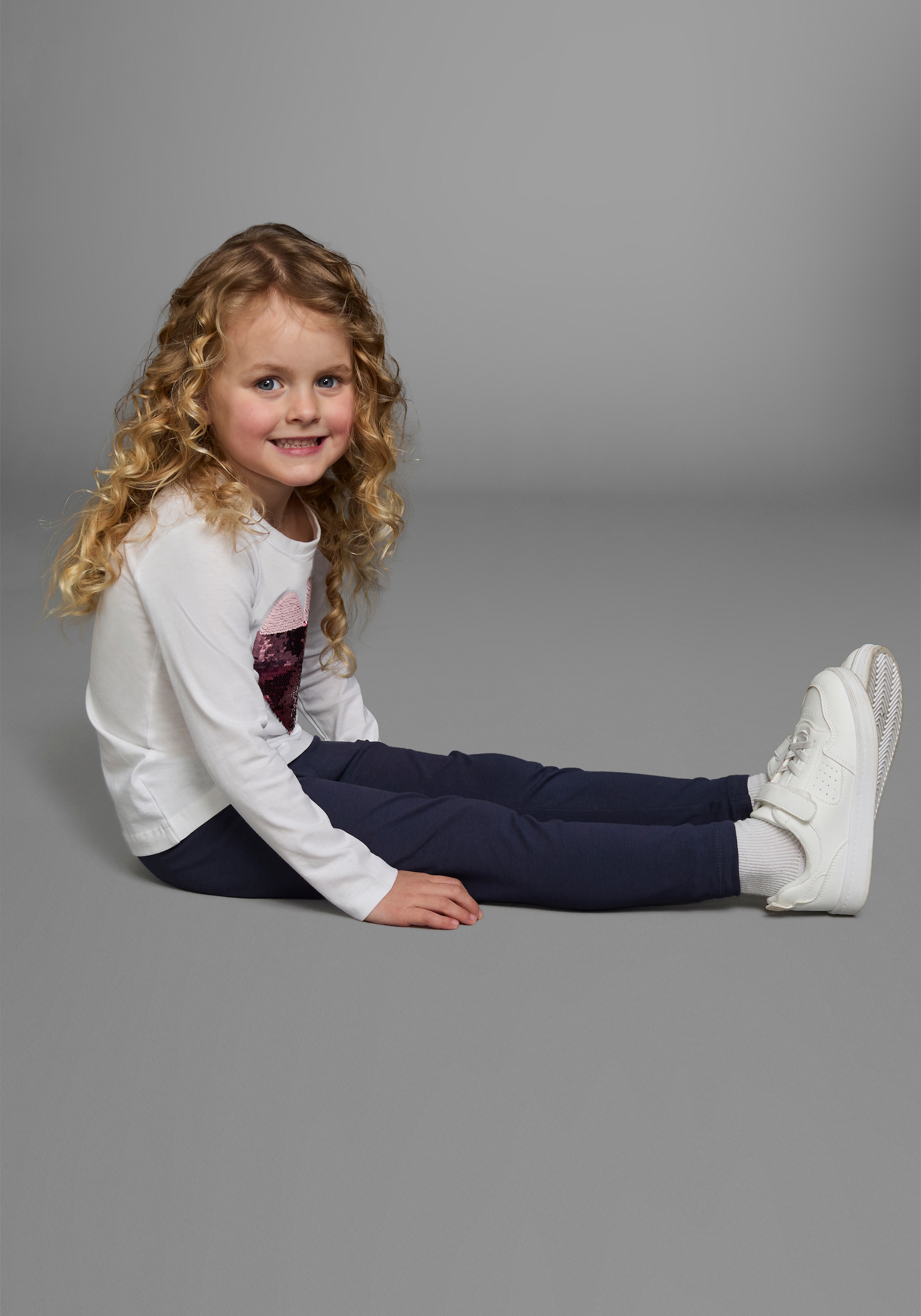 KIDSWORLD Langarmshirt », mit Paillettenherz zum Wenden«, Langarm,  Basic-Passform,  mit glitzernden Pailletten