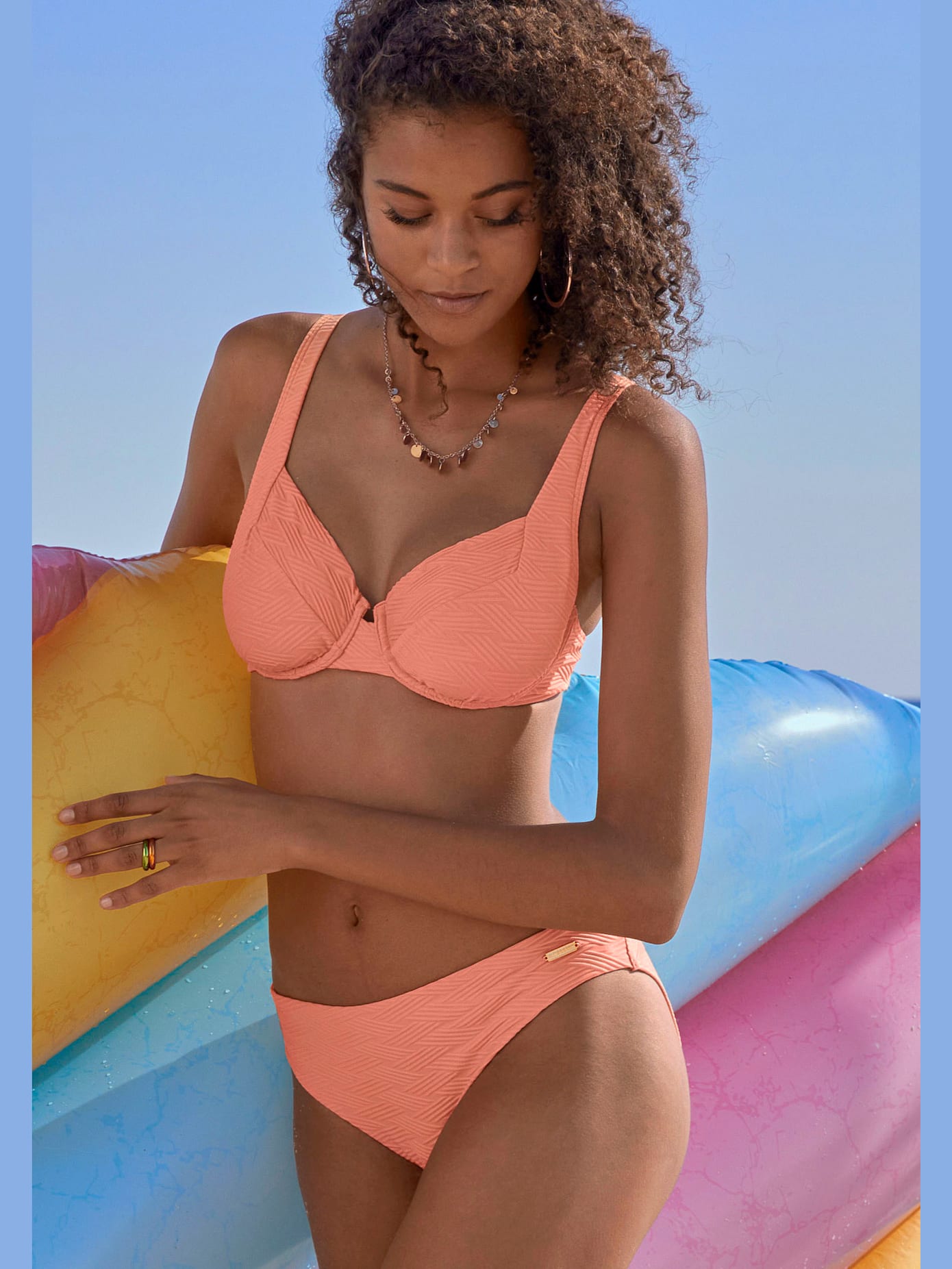 Haut de maillot de bain à armatures matière structurée aux couleurs tendances