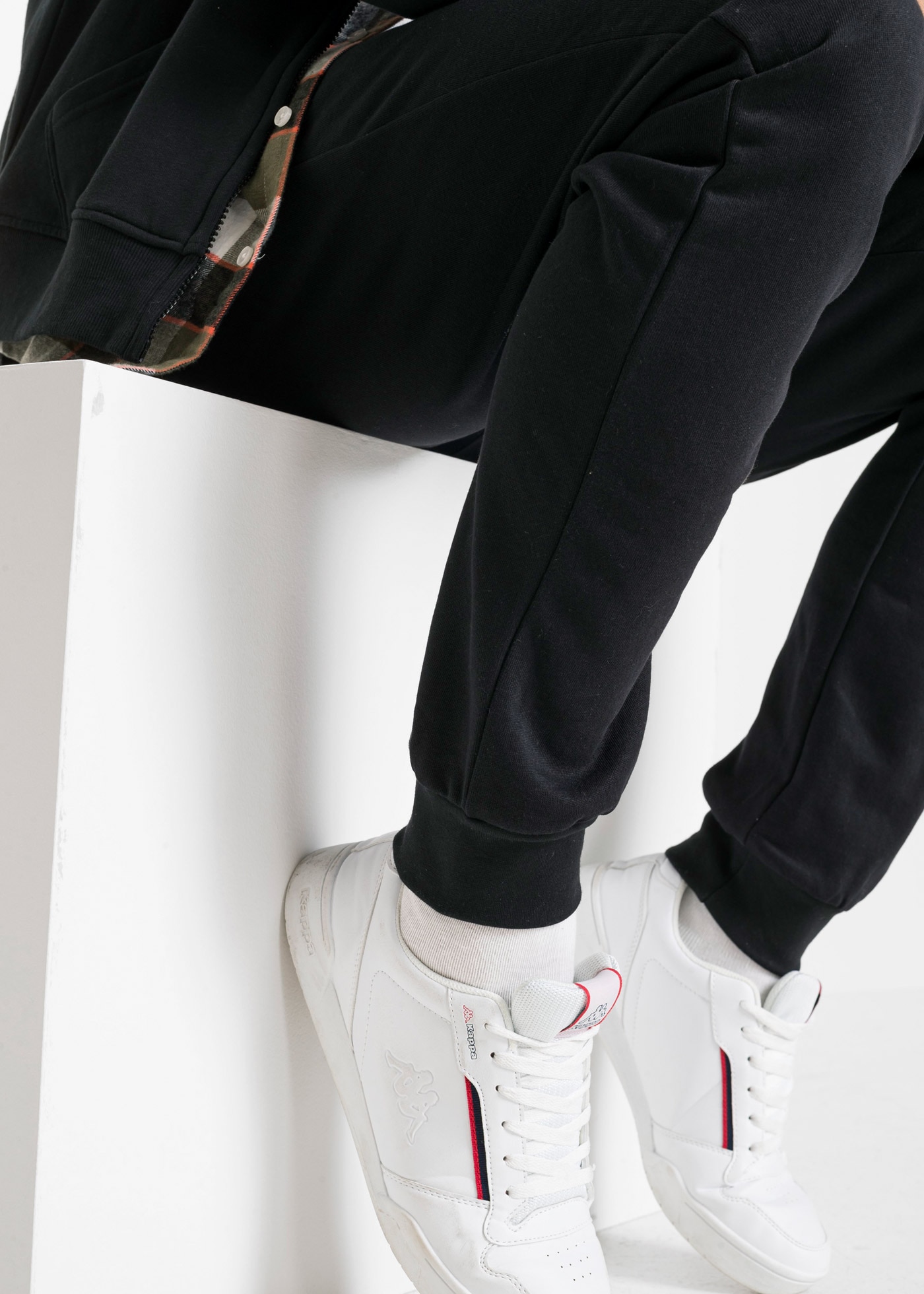 bonprix Jogginghose  aus Baumwolle und Polyester, mit elastischen Bündchen am Saum