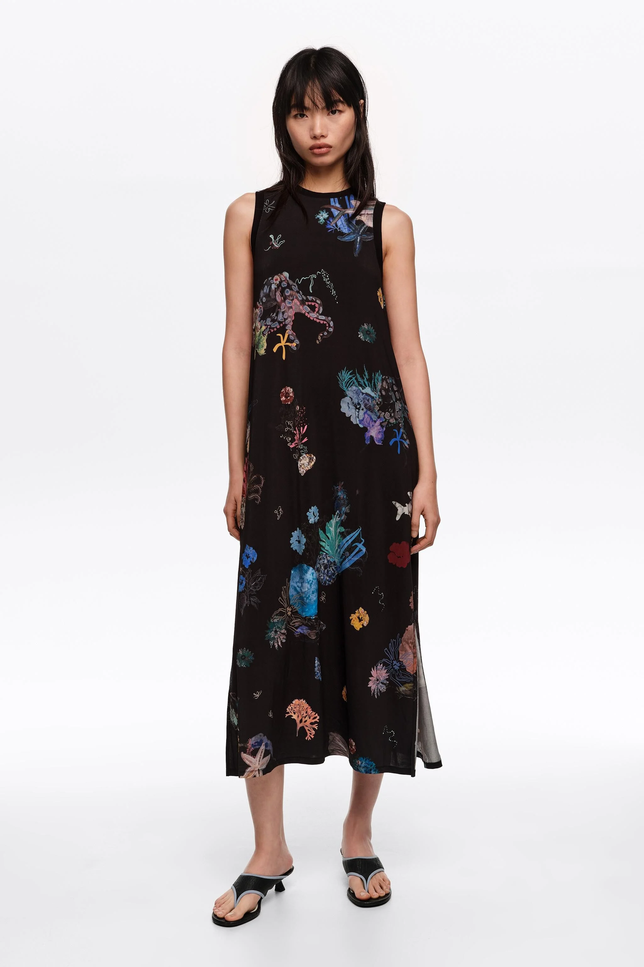 Vestido camiseta preto fluido sem mangas cor de areia
