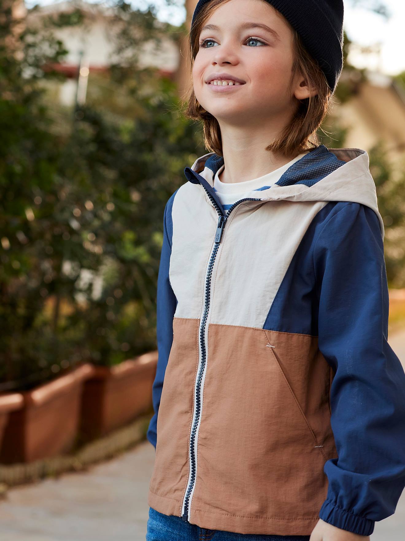 Jaqueta corta-vento com capuz e efeito colorblock, para meninos, bege claro liso com estampas.