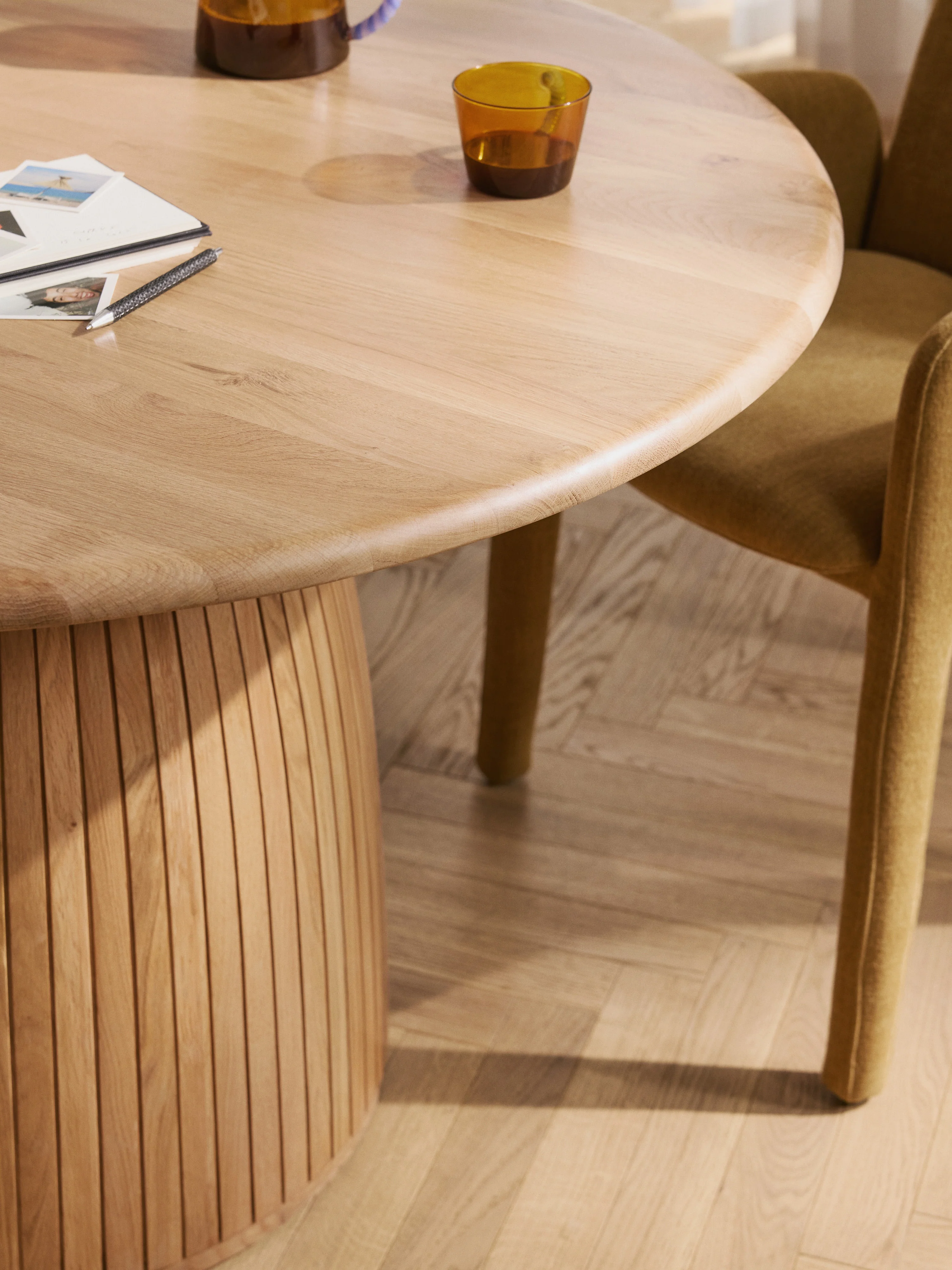 Ronde eettafel Nelly met groefstructuur, verschillende formaten