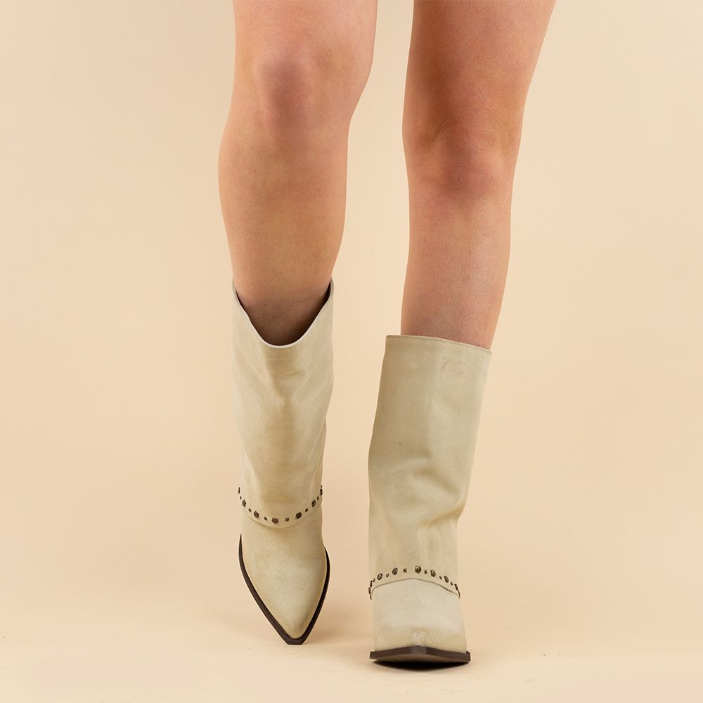 Halfhoge kaplaarzen Verona beige suede met studs