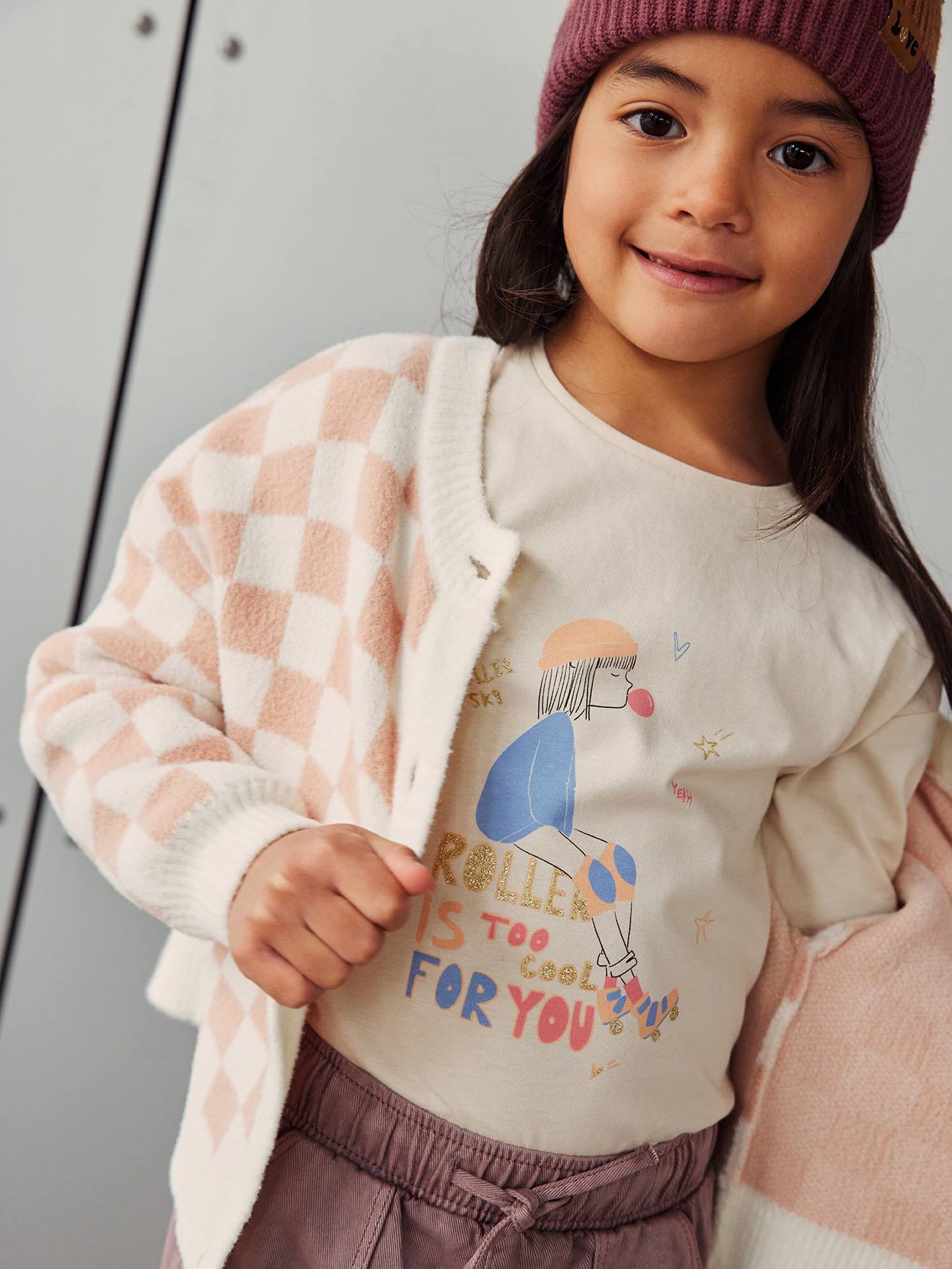 Camiseta com estampa feminina e detalhes de fantasia, camiseta infantil lisa rosa claro com estampas.