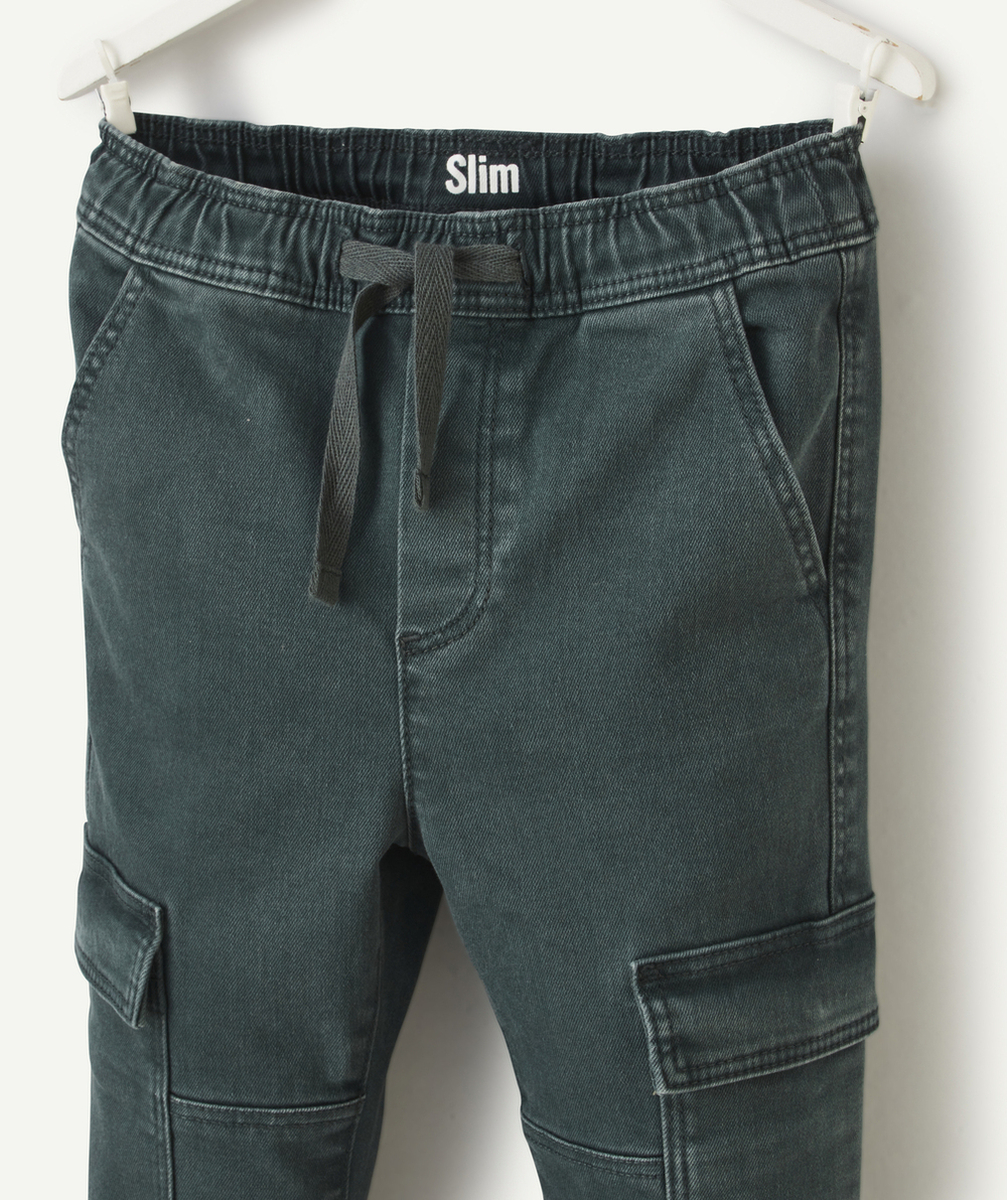 PANTALON SLIM GARÇON VERT AVEC POCHES CARGO ET TAILLE ÉLASTIQUÉE