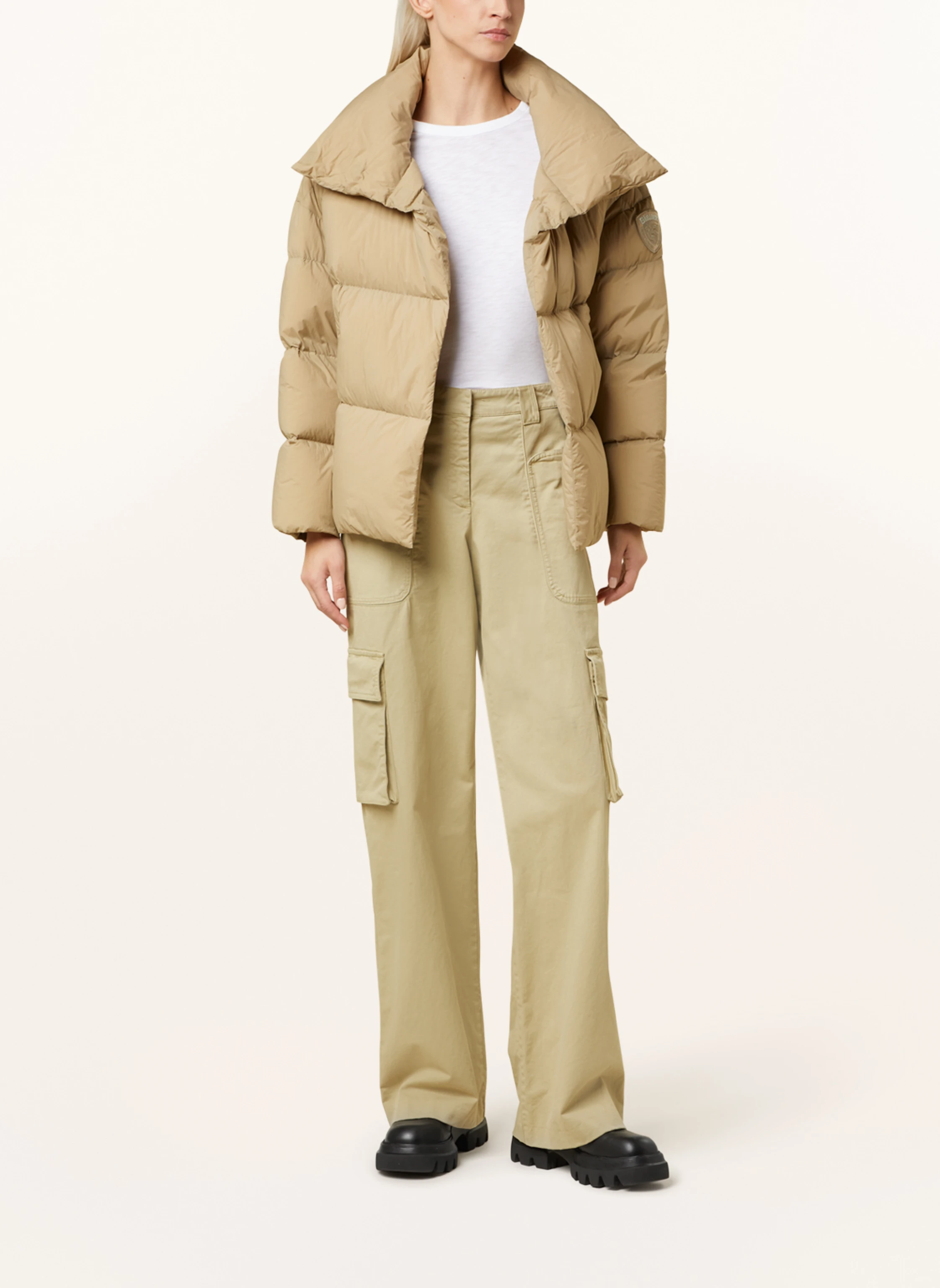 Blauer Daunenjacke