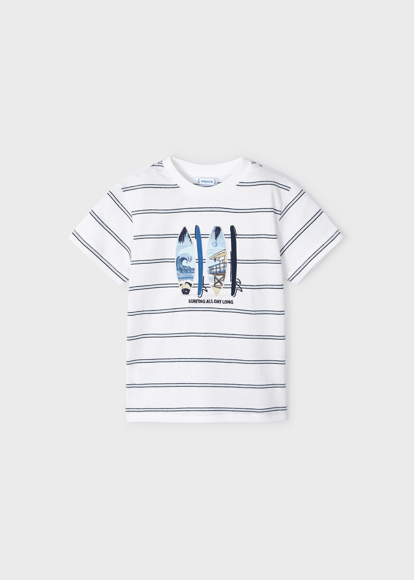 Camiseta infantil com bordados em algodão sustentável.