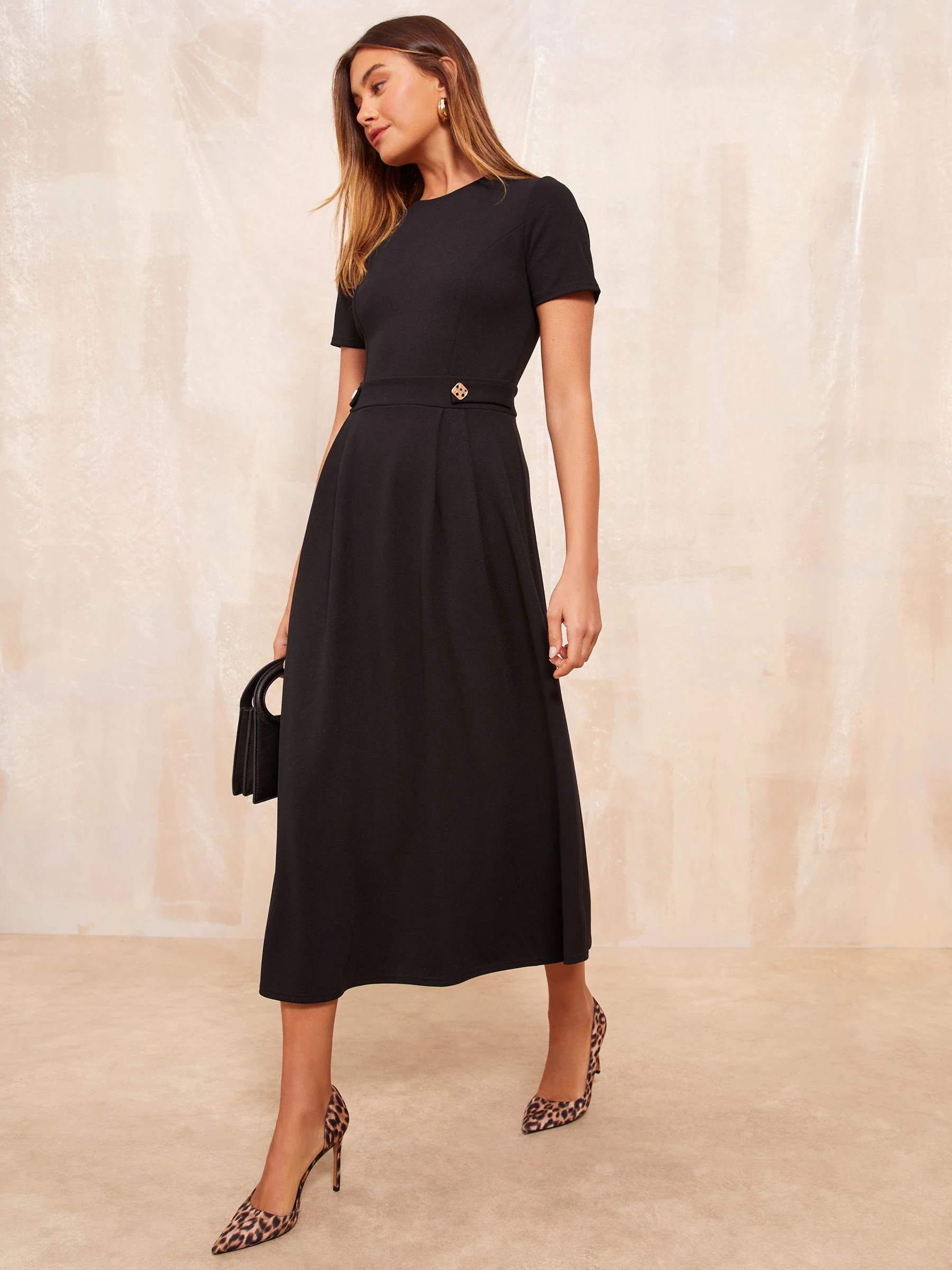 Zwart - Friends Like These Getailleerde midi-jurk met tabdetail en korte mouwen
