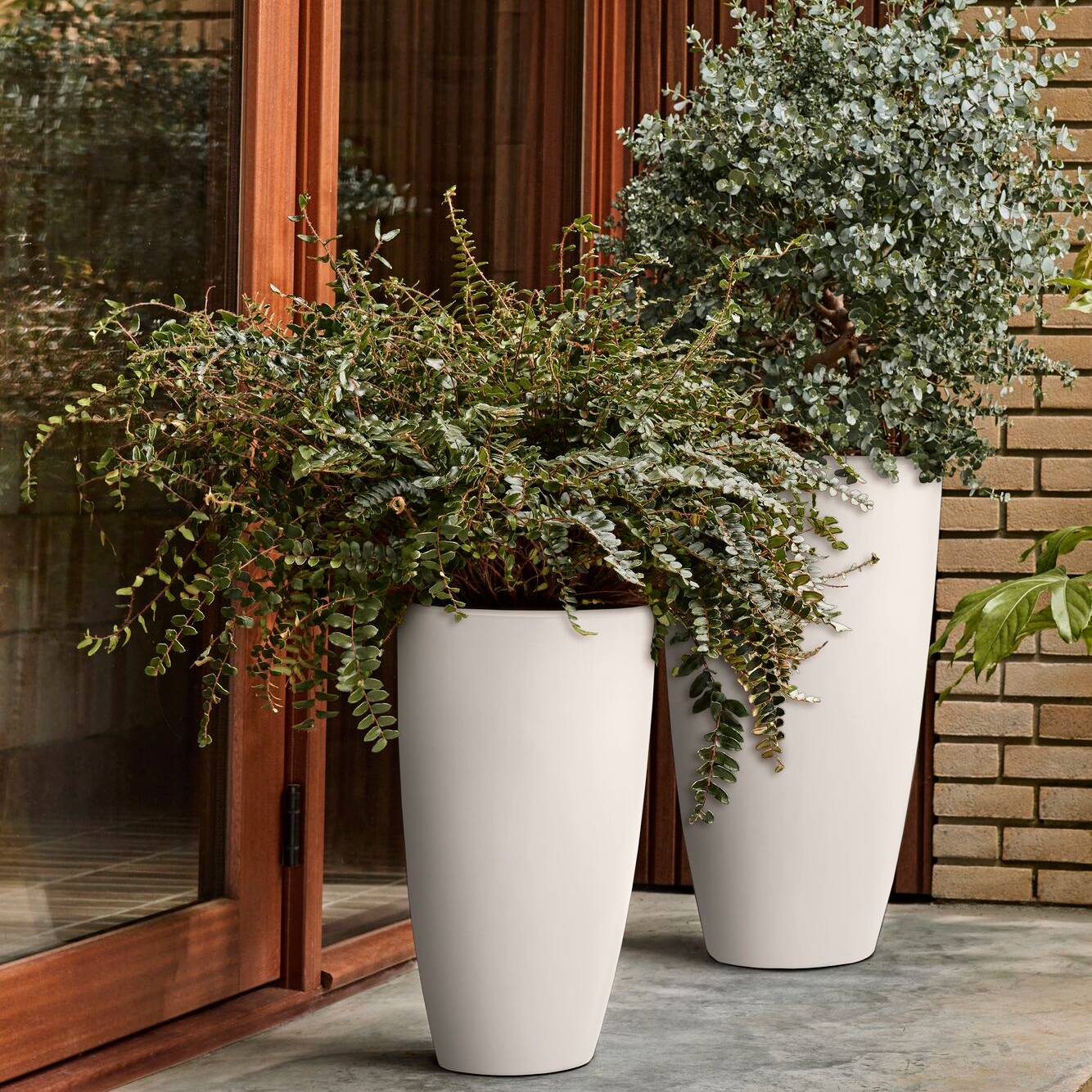 Elho June Round High 40 - Linnen wit -  Ã 39 x H 70 cm - Binnen en Buiten - 100% gerecycled kunststof