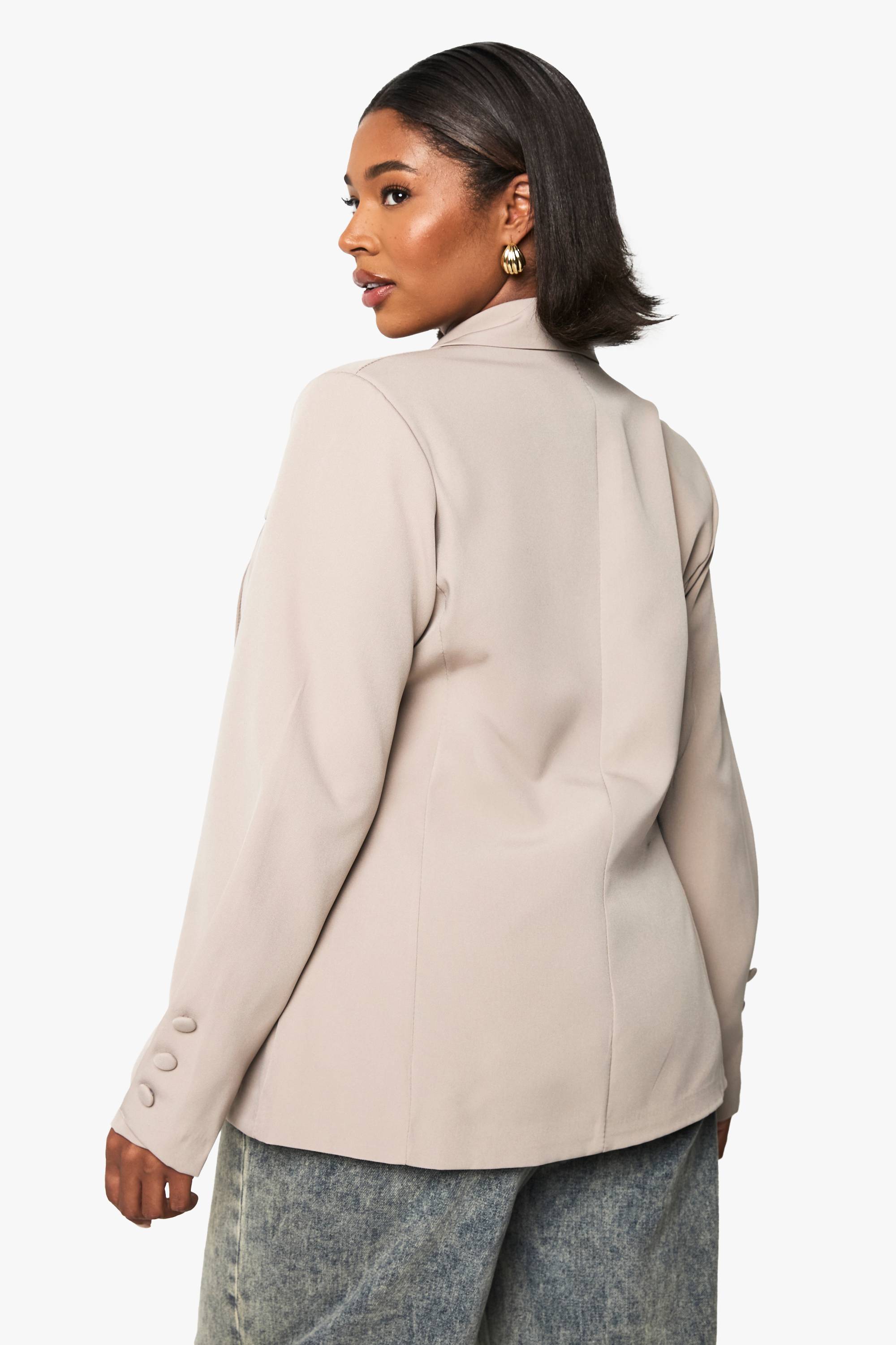 boohoo Blazer sur‑mesure en tissu tissé Plus avec détails de bouton en tissu assorti