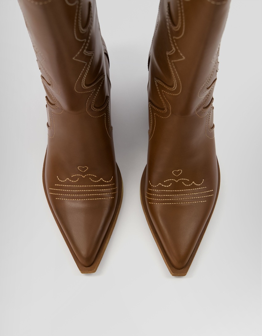 Botas de cowboy bordadas de salto alto