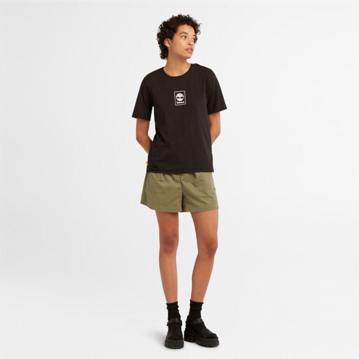 Camiseta feminina preta com logo da Stack
