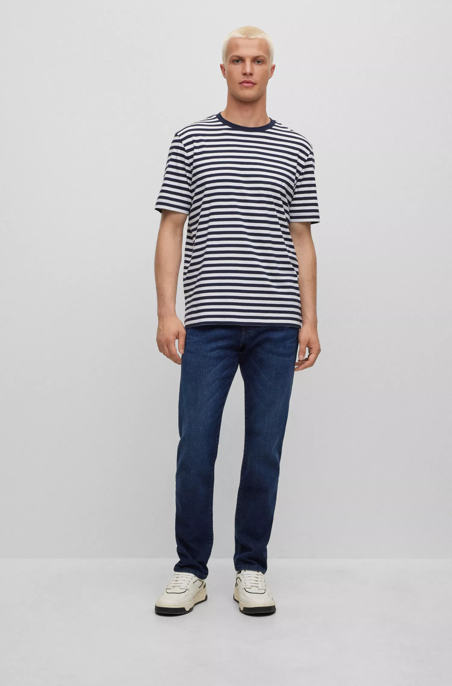 Calça jeans BOSS laranja, corte regular, em denim azul-escuro com elasticidade confortável.