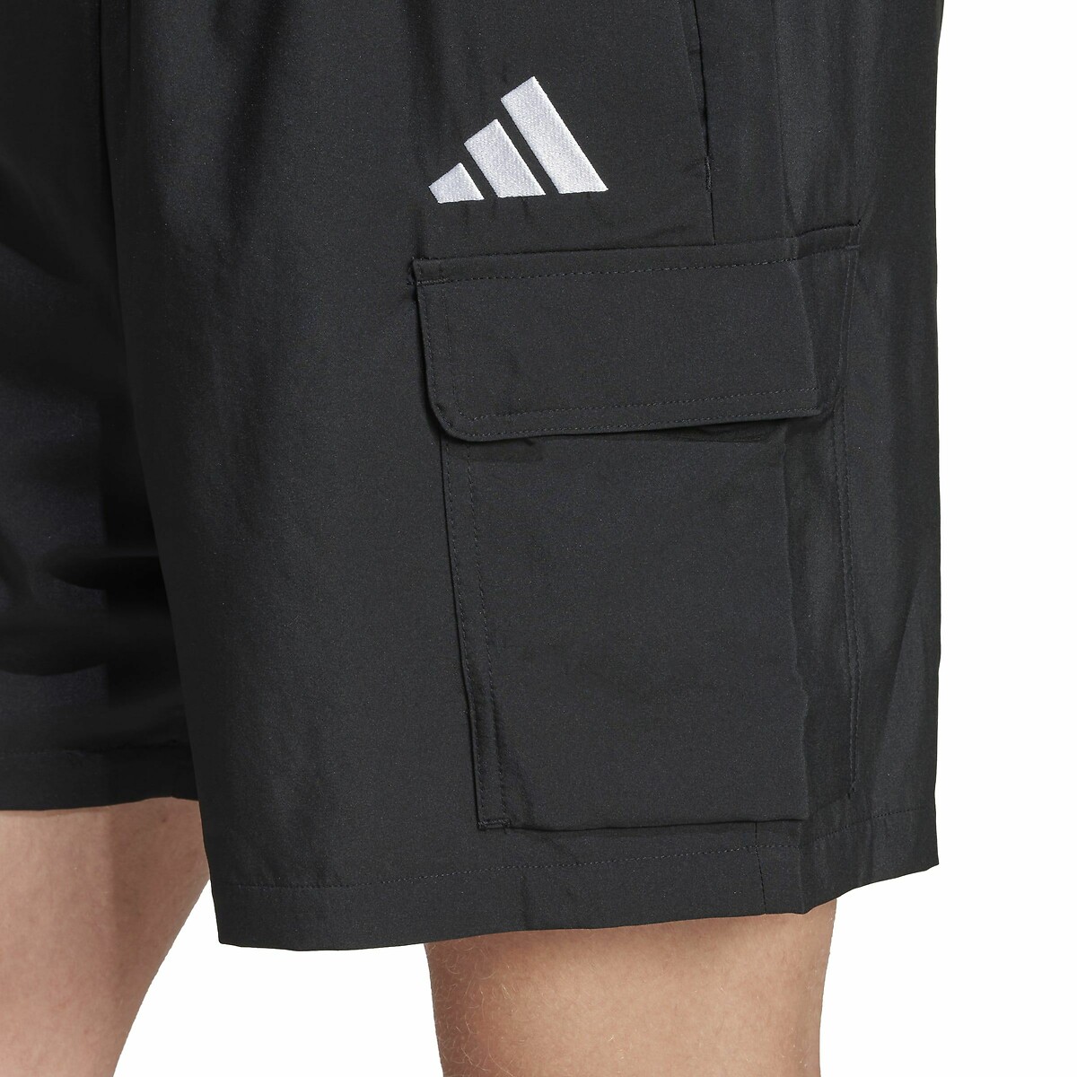 ADIDAS ROUPAS ESPORTIVAS<br>Shorts cargo com logo pequeno Essentials Chelsea