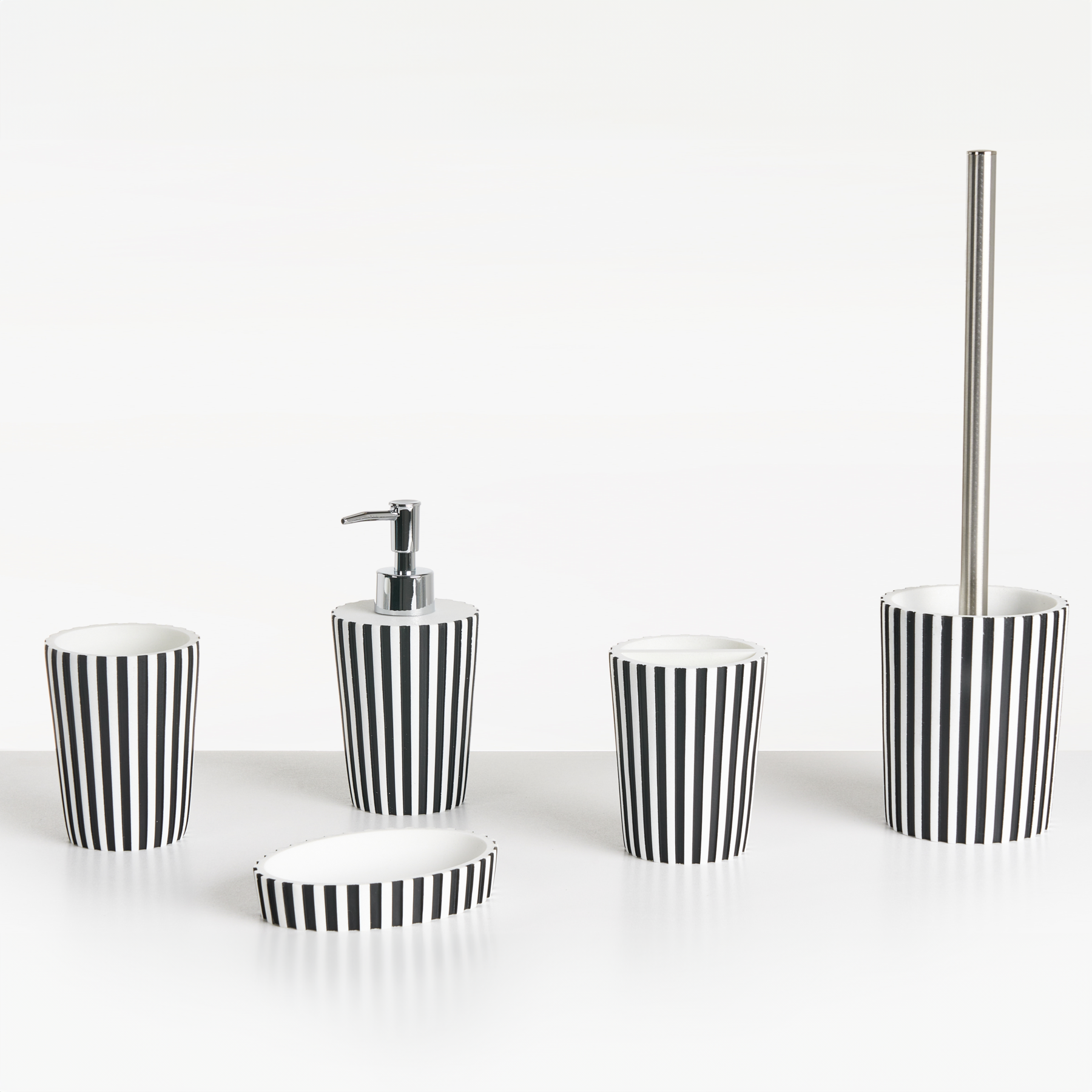 Beliani - LIRCAY - Badkameraccessoireset - Zwart|Wit - Polyresin