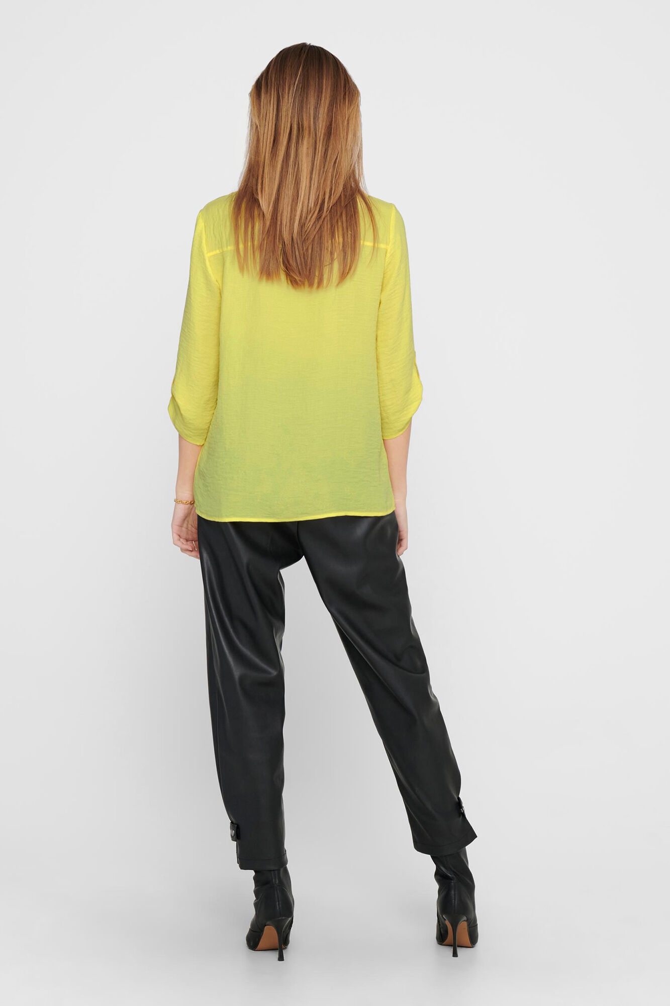 Blusa com decote em V e mangas 3/4