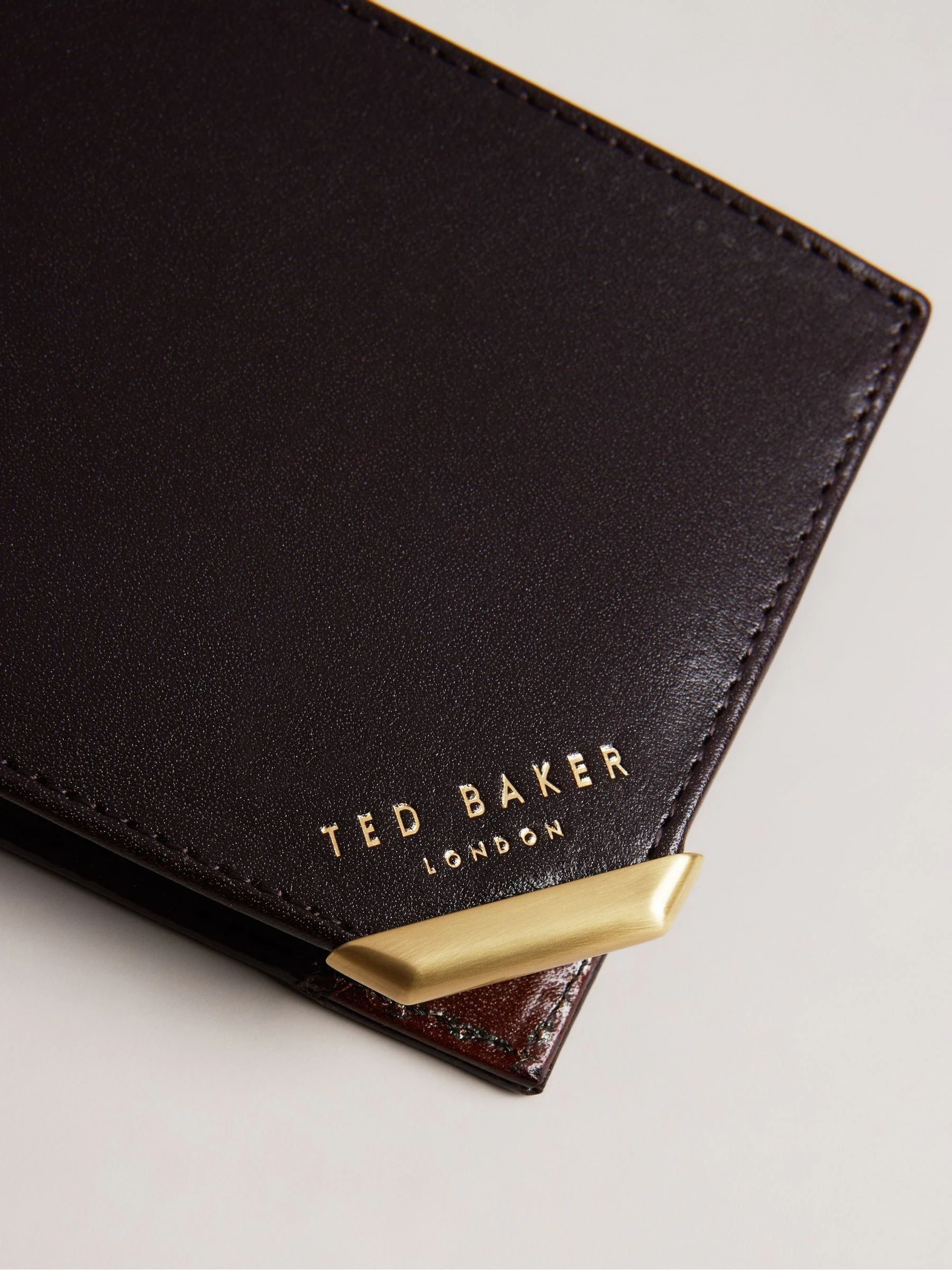 Ted Baker - Kornerr - Dubbelgevouwen portemonnee met metalen hoekjes