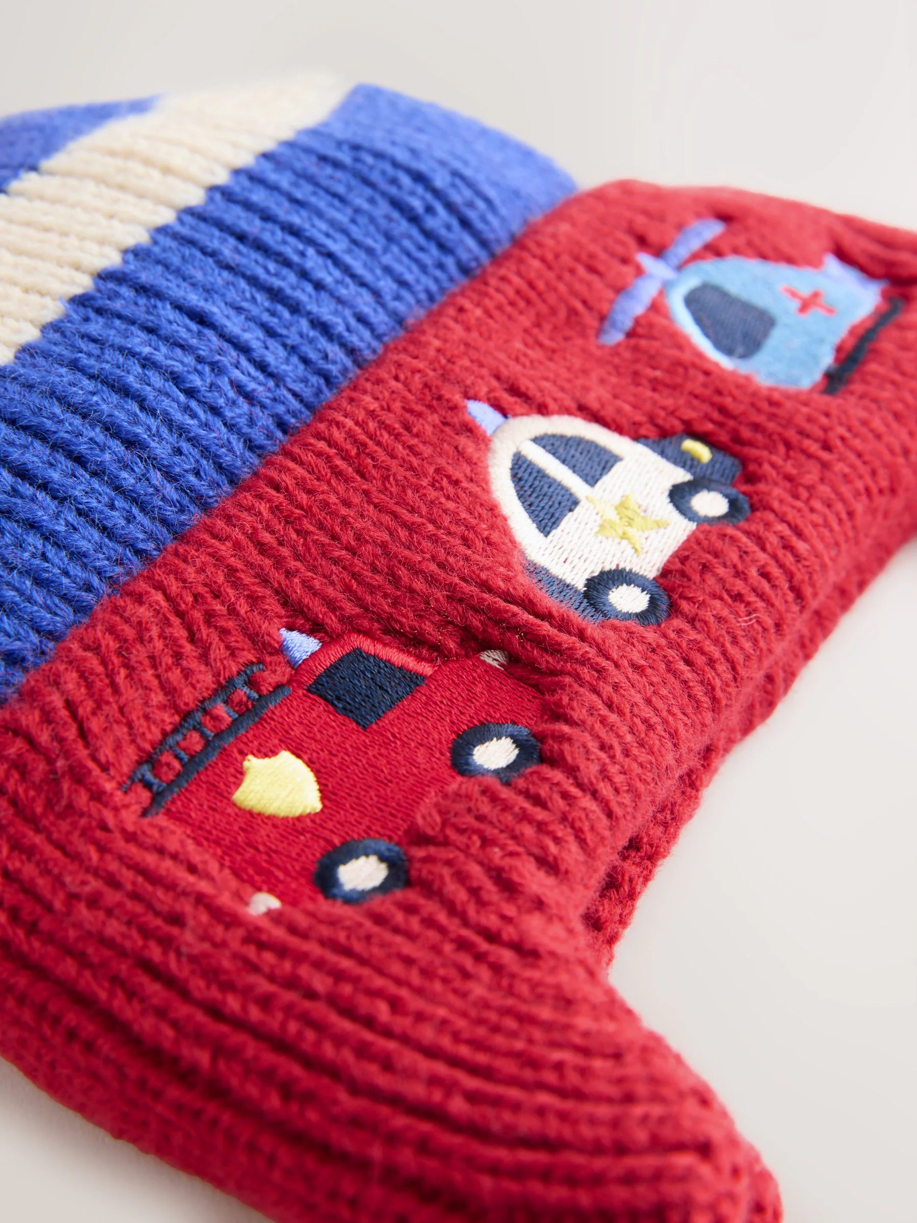 Rood/blauw met hulpvoertuigenprint - Beanie-muts met oorbedekking en pompon (3mnd -10jr)