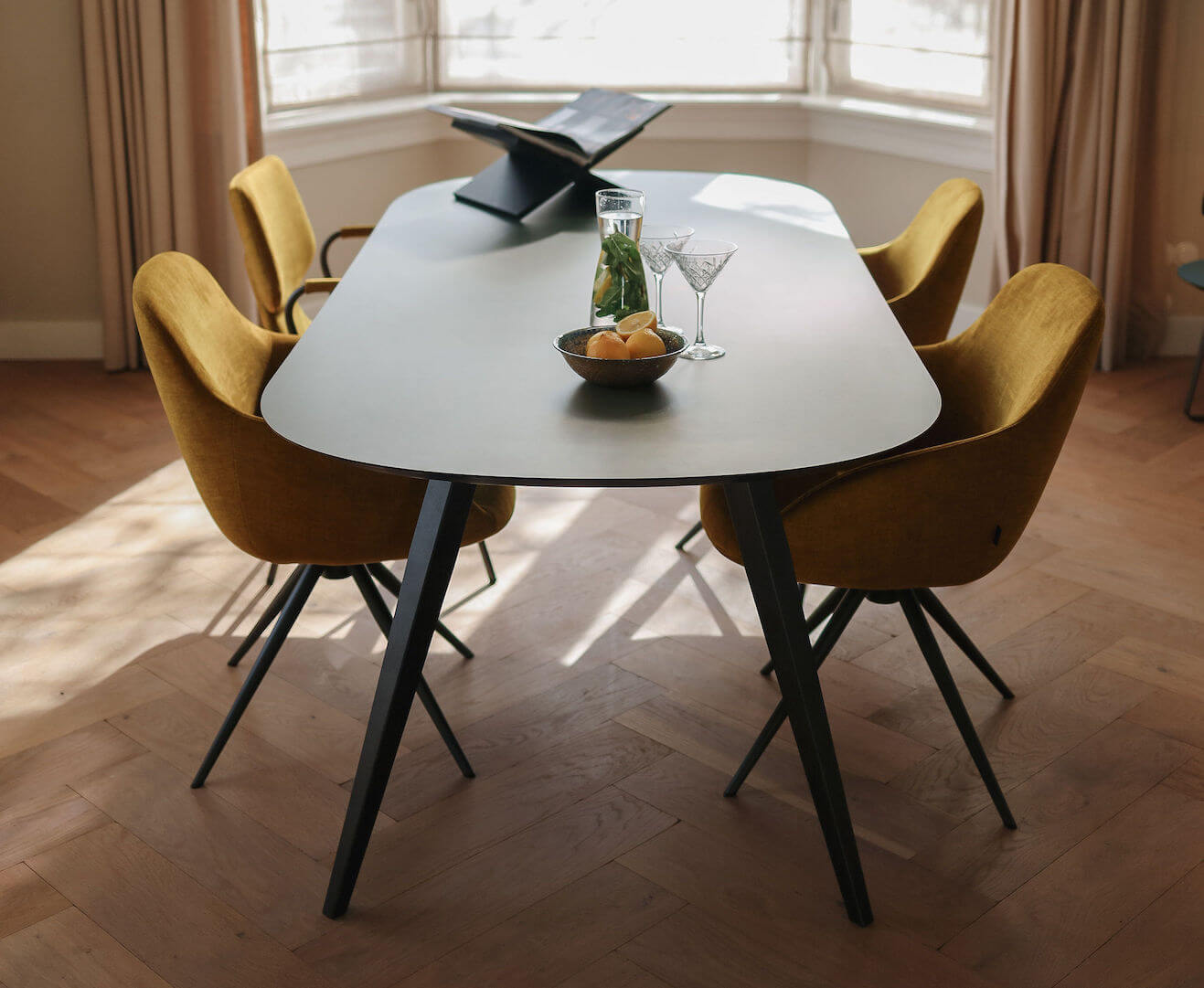 They & Me eettafel Joy – plat ovaal – HPL Zucchini 180 x 100 x 75 cm | HPL Zucchini | Verjongde Rand | Frame TM100 Antraciet