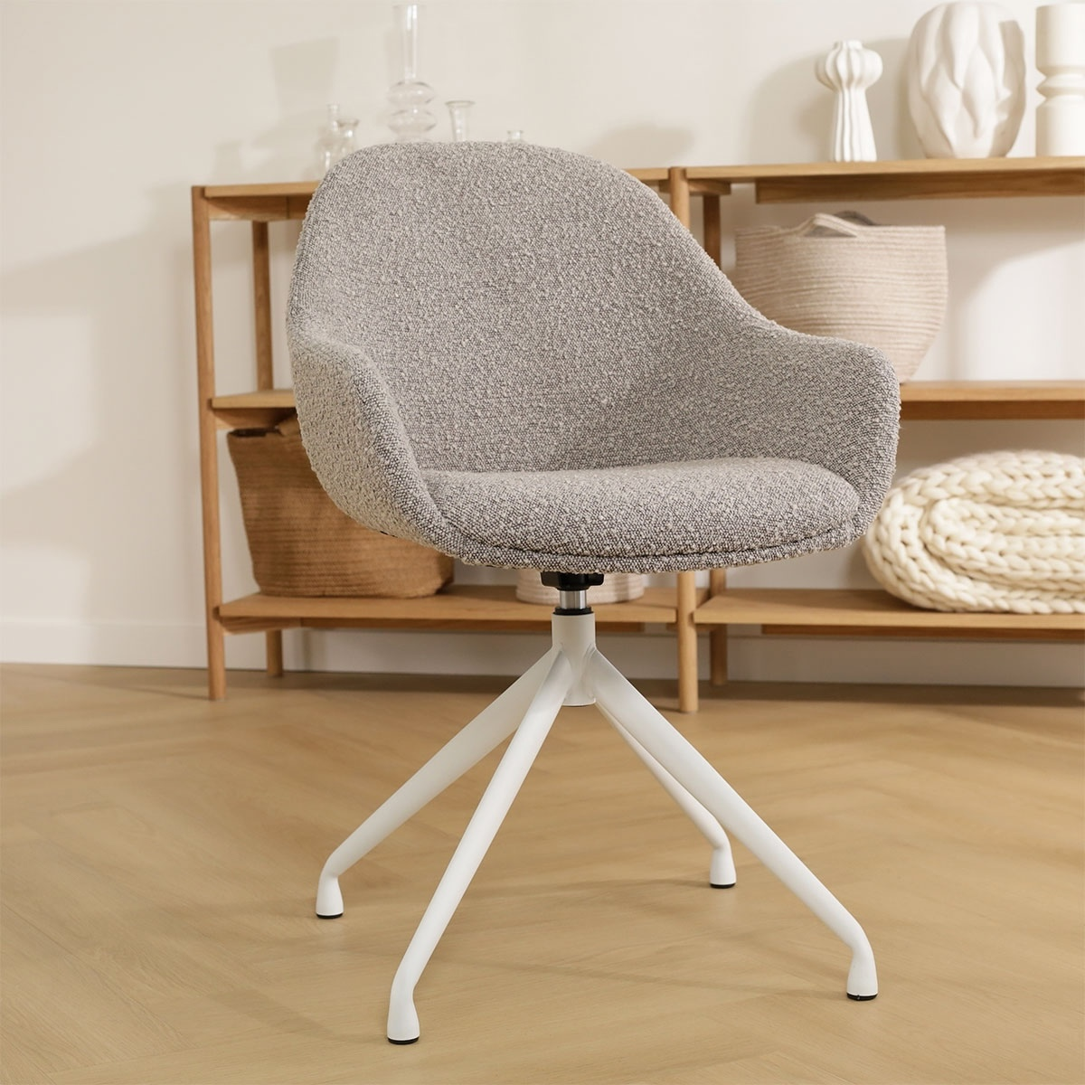 Eetkamerstoel Nola-Mae bouclé taupe - wit onderstel