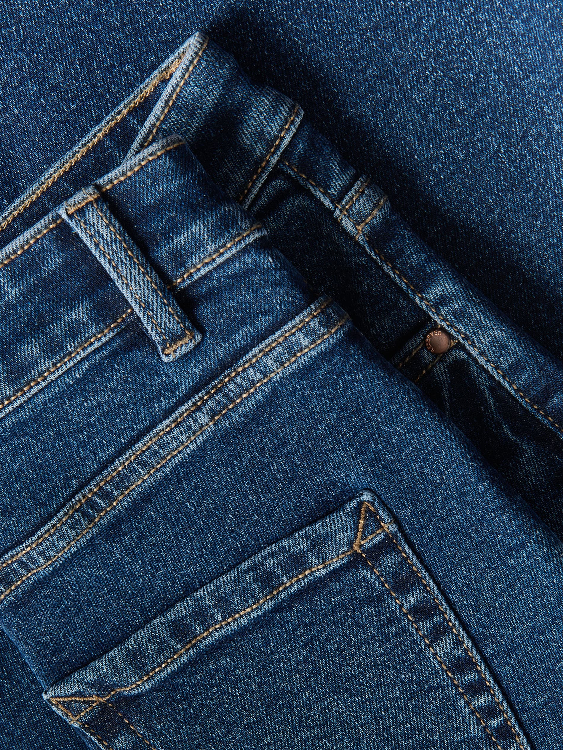Flare-Jeans mit kürzerem Bein