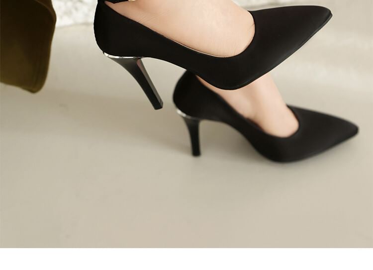 Freesia - Stilettohakpumps met puntige neus en enkelbandje