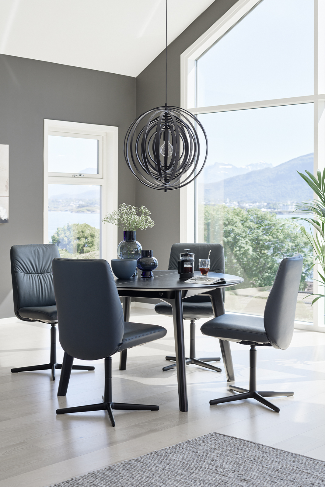 Mint spisestol I tekstil Magnolia light beige. Lav med armlener og understell i natur eik.