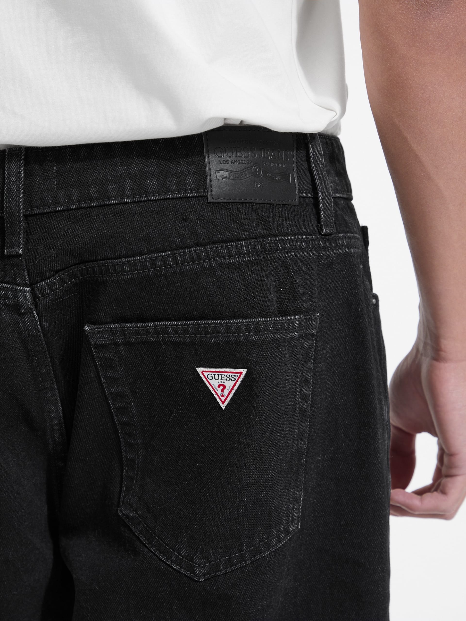 Shorts jeans pretos de corte reto