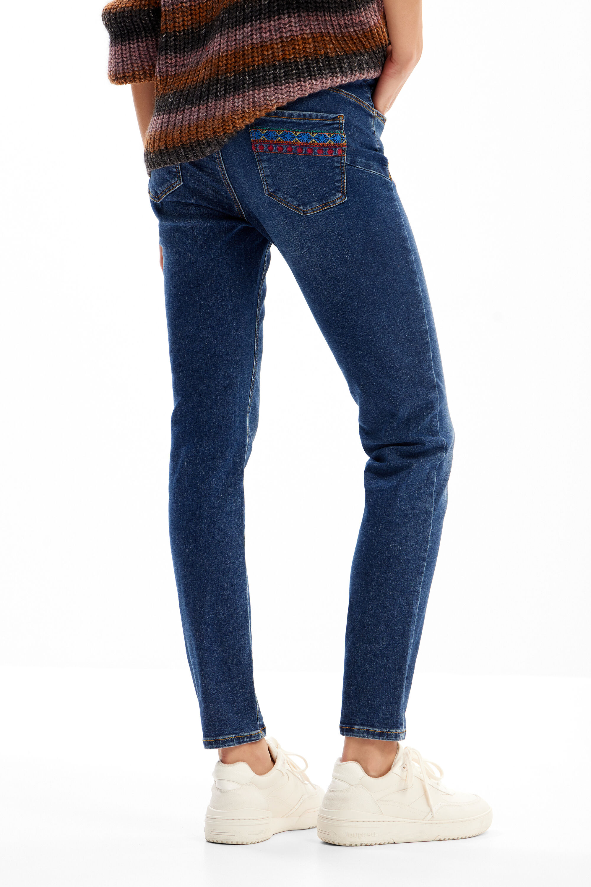 Calça jeans slim bordada