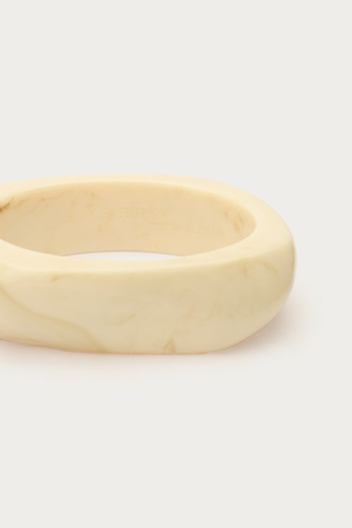 Witte resin bangle