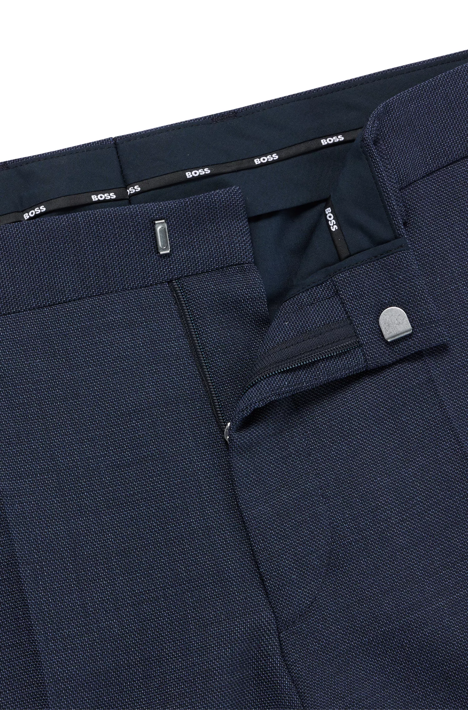 Calça BOSS preta, corte regular, em tecido elástico com microestampa.
