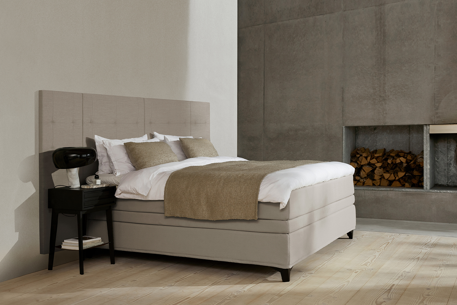 Majestic Crown kontinentalseng Tekstil 030/031 beige. 180x200 cm med Majestic overmadrass og Exact funksjon. Medium/Fast. Eicon ben sort. Uten hodegavl