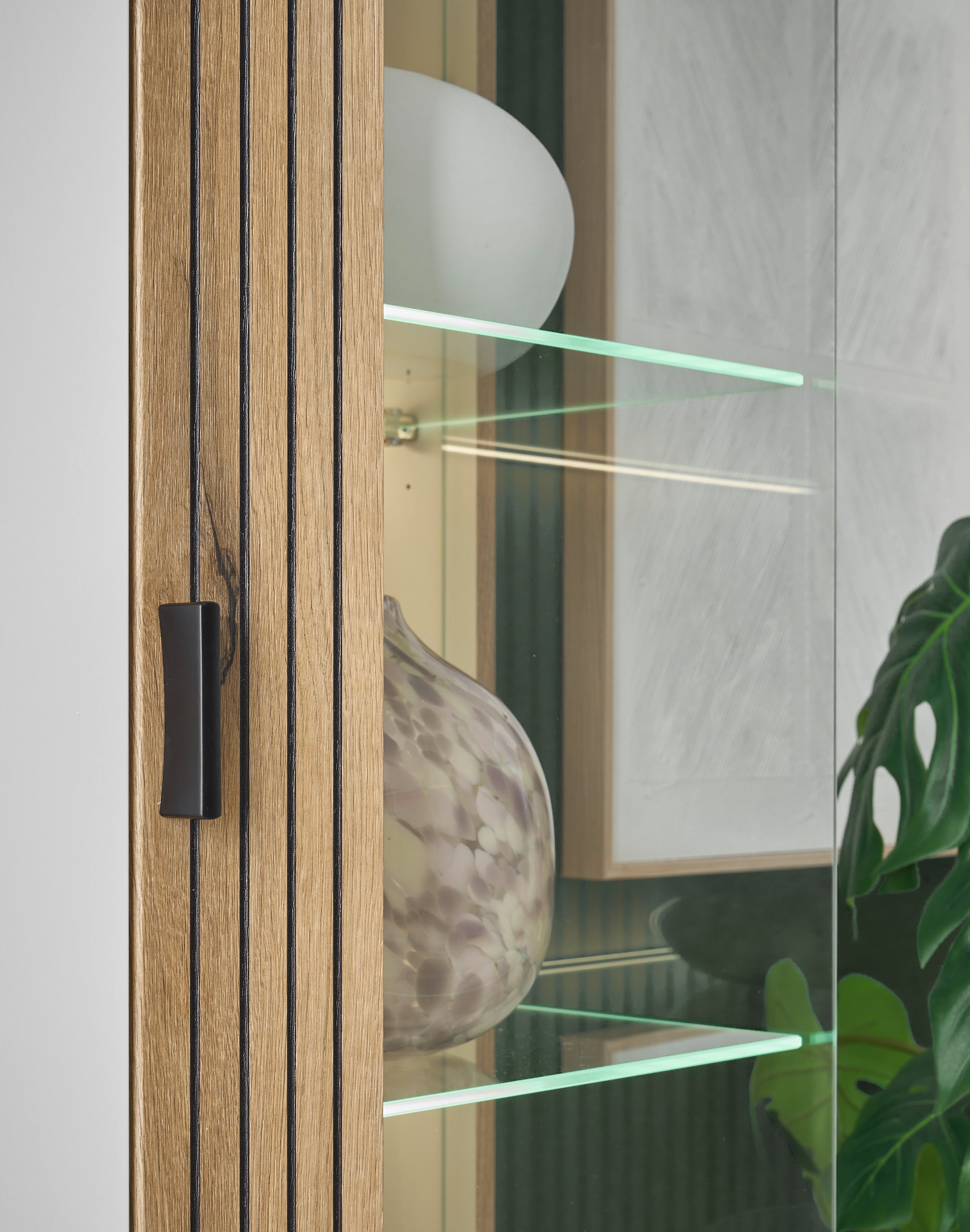 INOSIGN Vitrine »Hudson, Stauraumvitrine« in moderner Trendfarbe, Griffe aus Metall (Schwarz), Höhe 180 cm