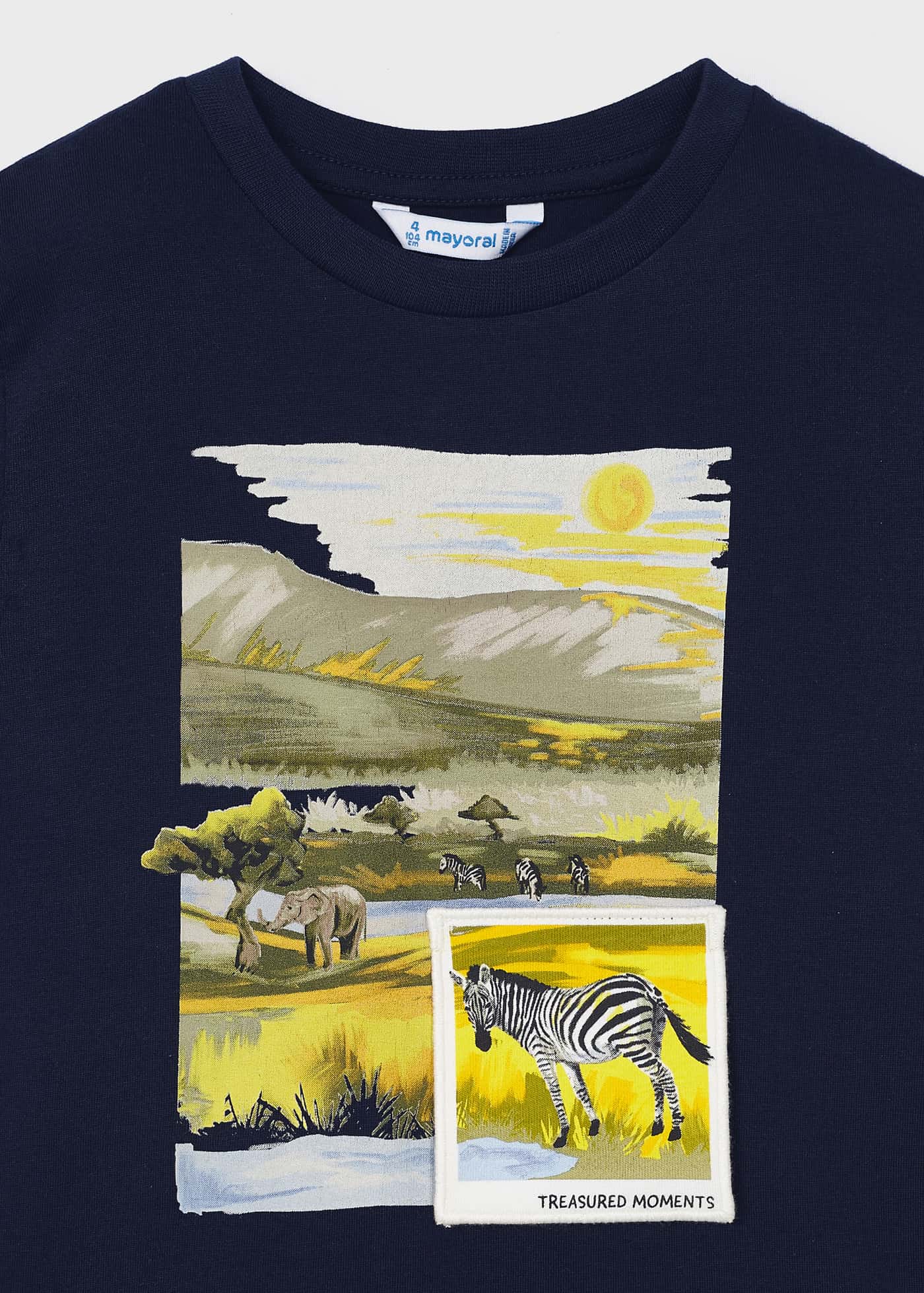 Camiseta infantil com estampa interativa, feita de algodão sustentável.