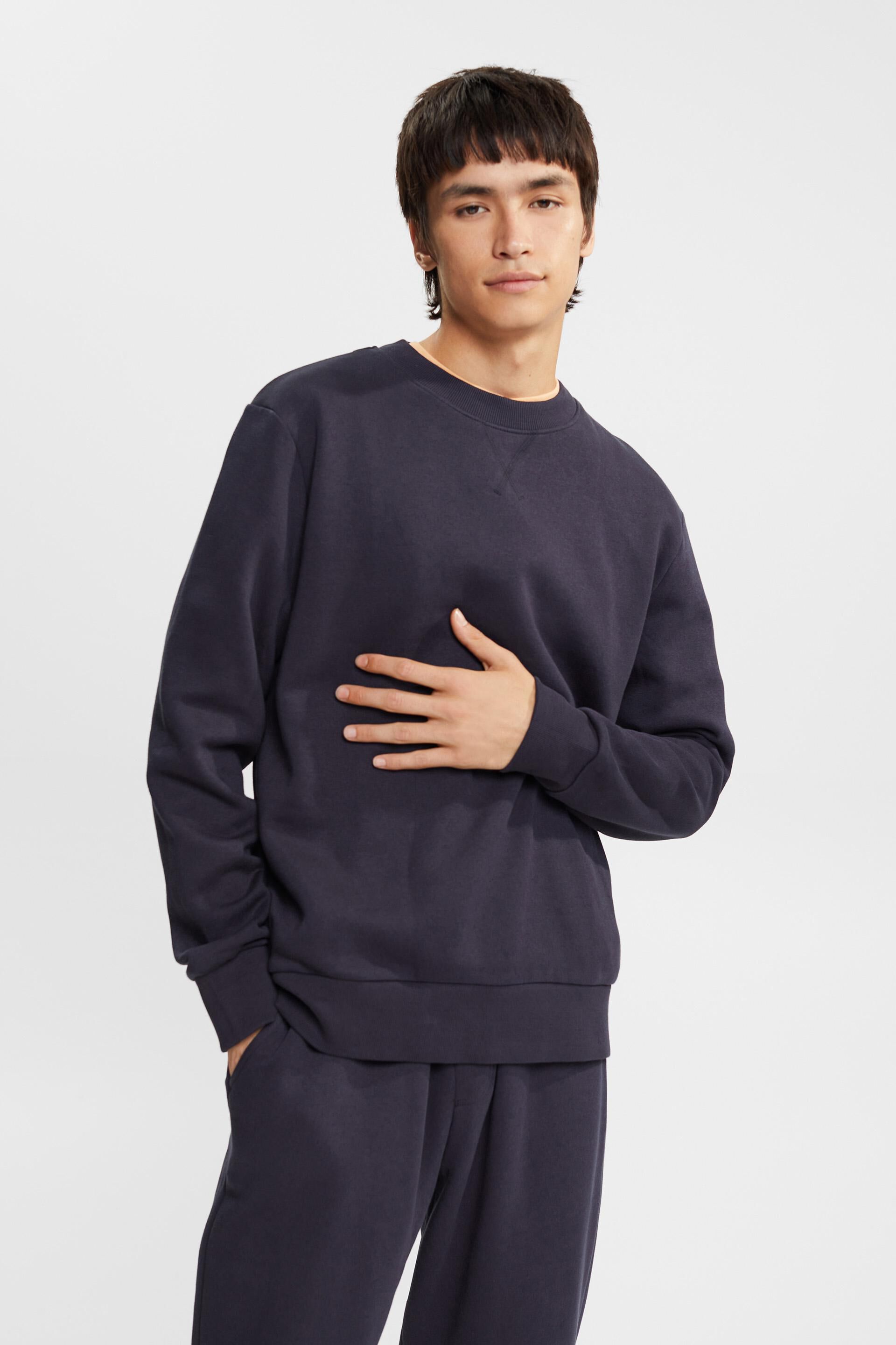 En matière recyclée le sweat-shirt unicolore