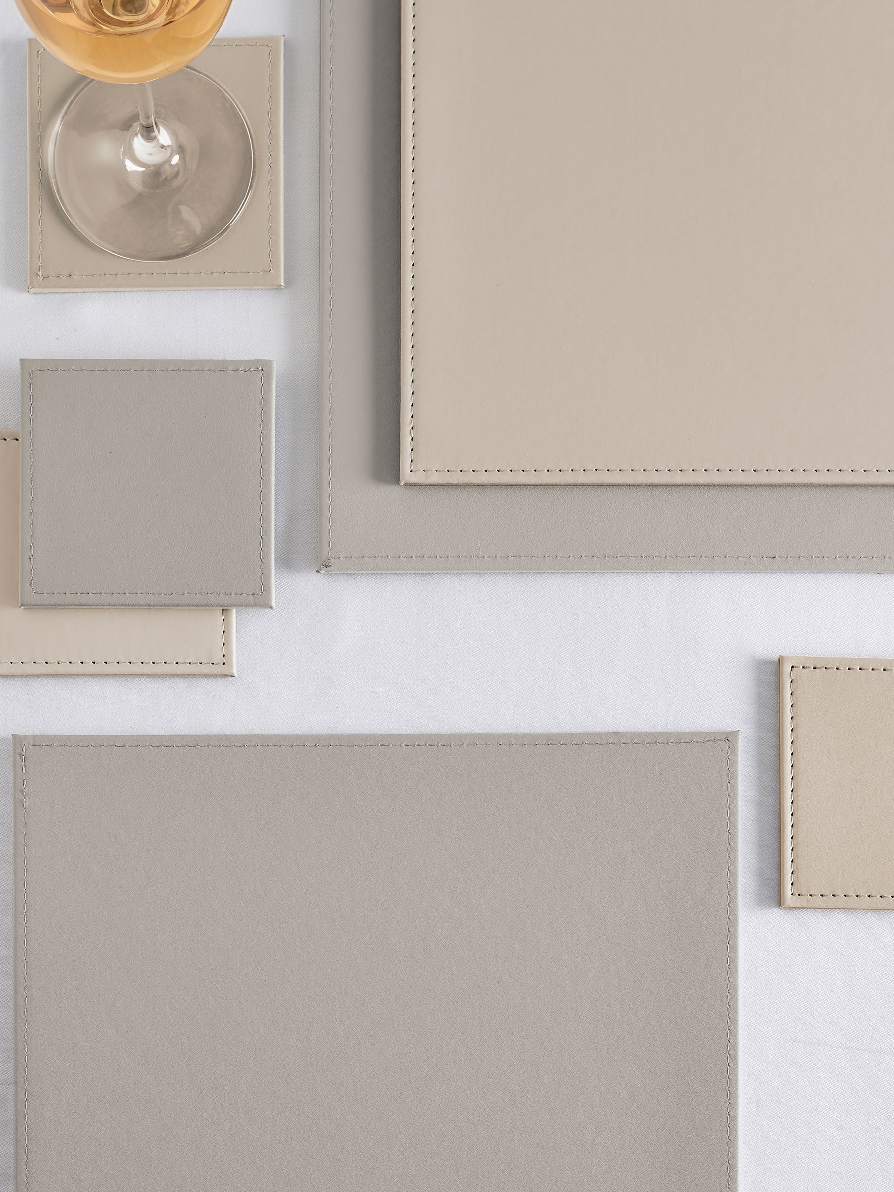 Set van 4 omkeerbare placemats en onderzetters van imitatieleer