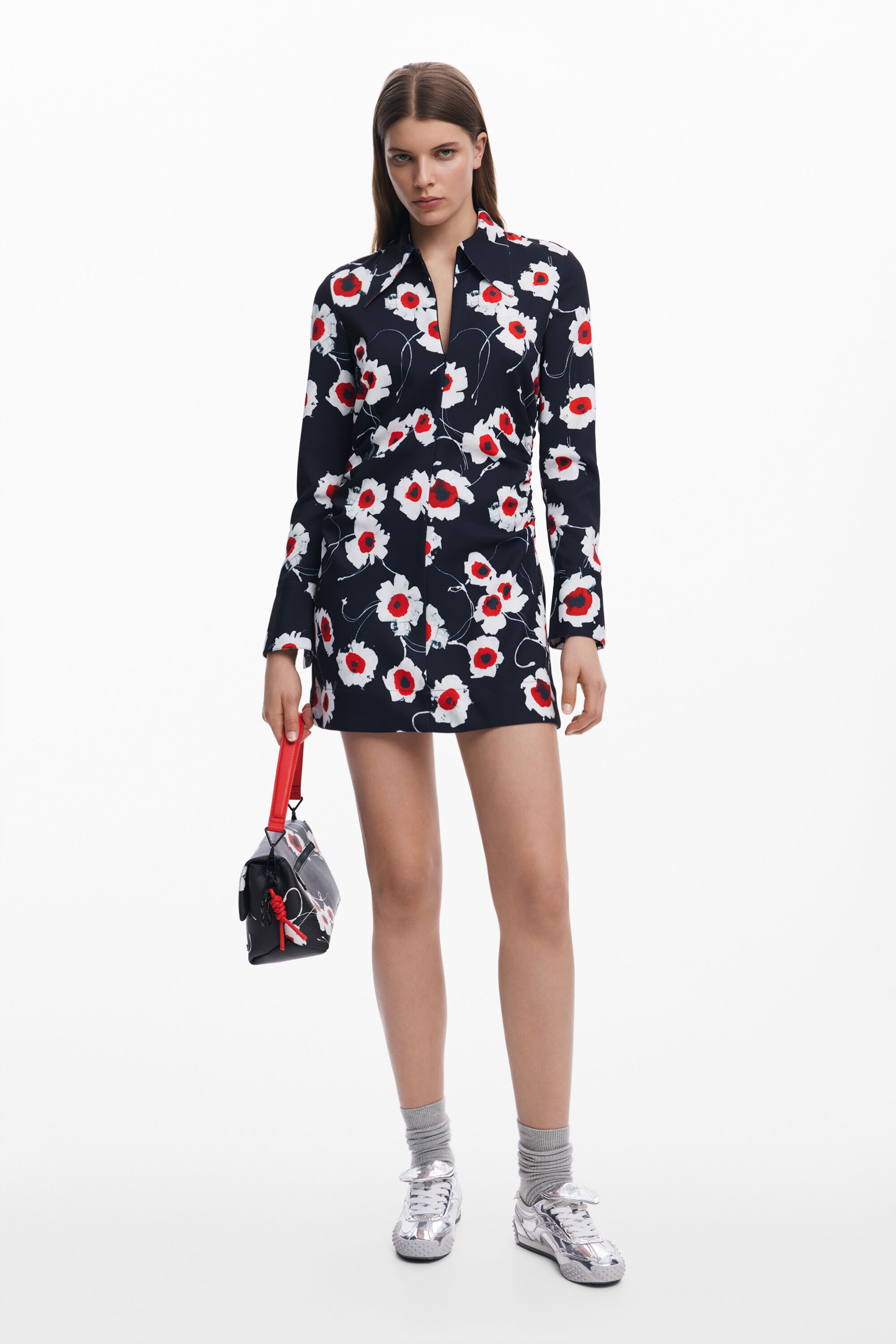 Vestido curto floral tipo camisa