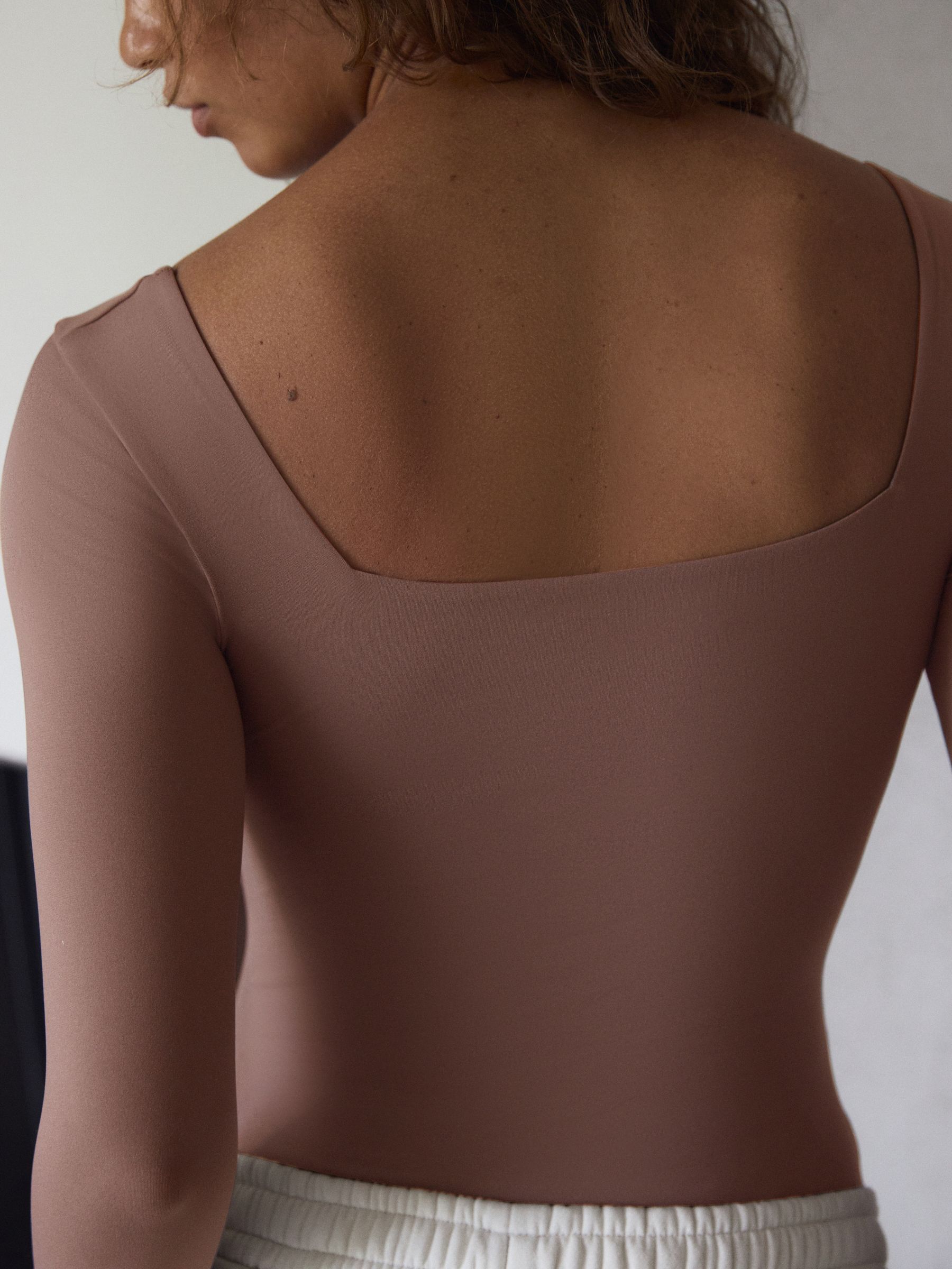 Peperkorrel - self. Stroomlijnende Comfort Bodysuit met Vierkante Hals en Lange Mouwen