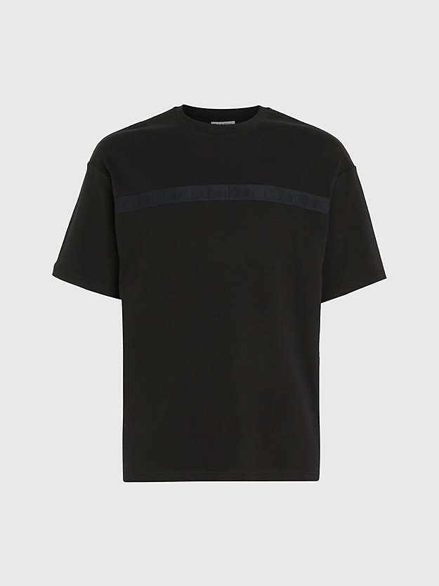 Camiseta com fita adesiva com logo