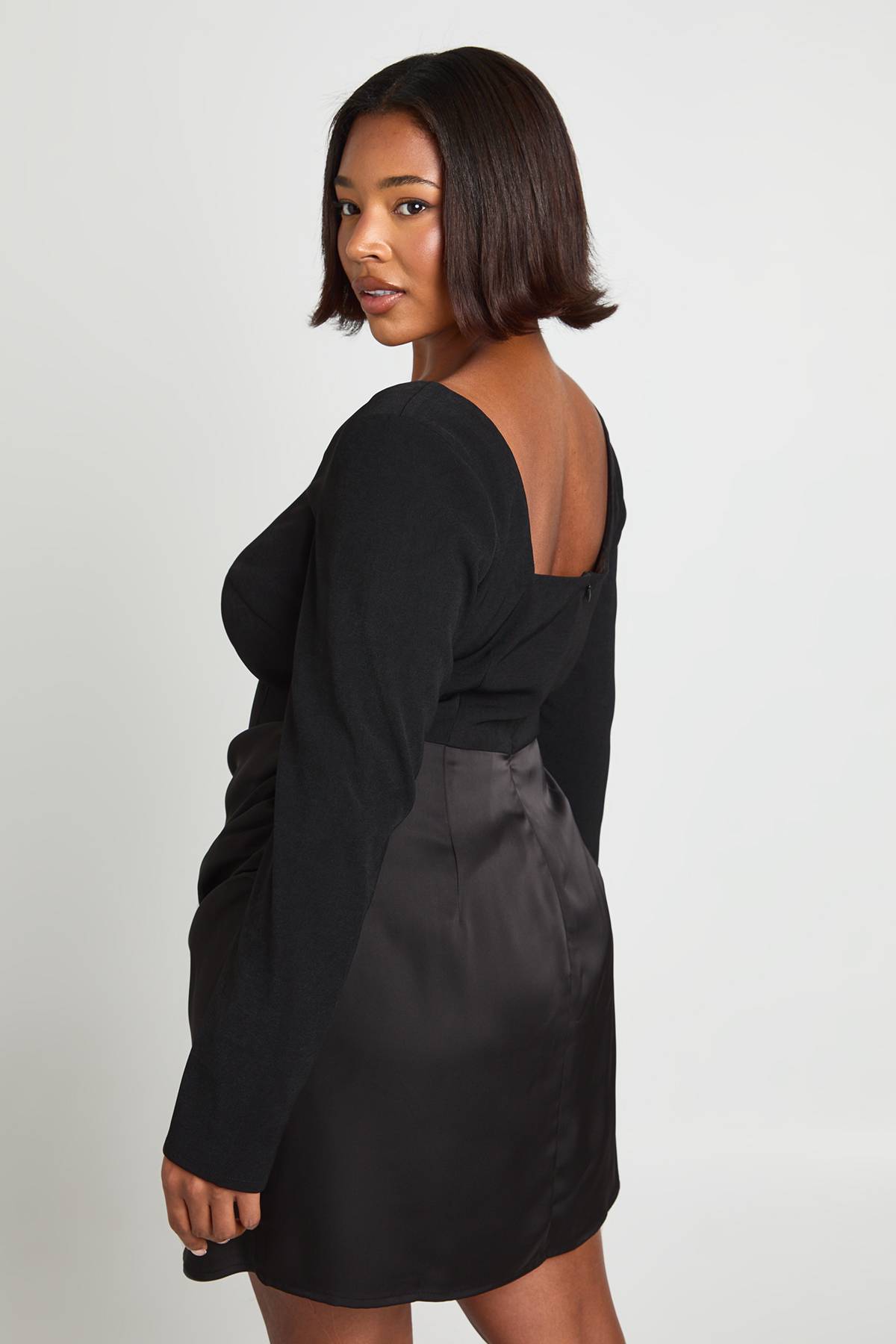 boohoo Robe Courte Grande Taille En Satin Drapé À Manches Longues